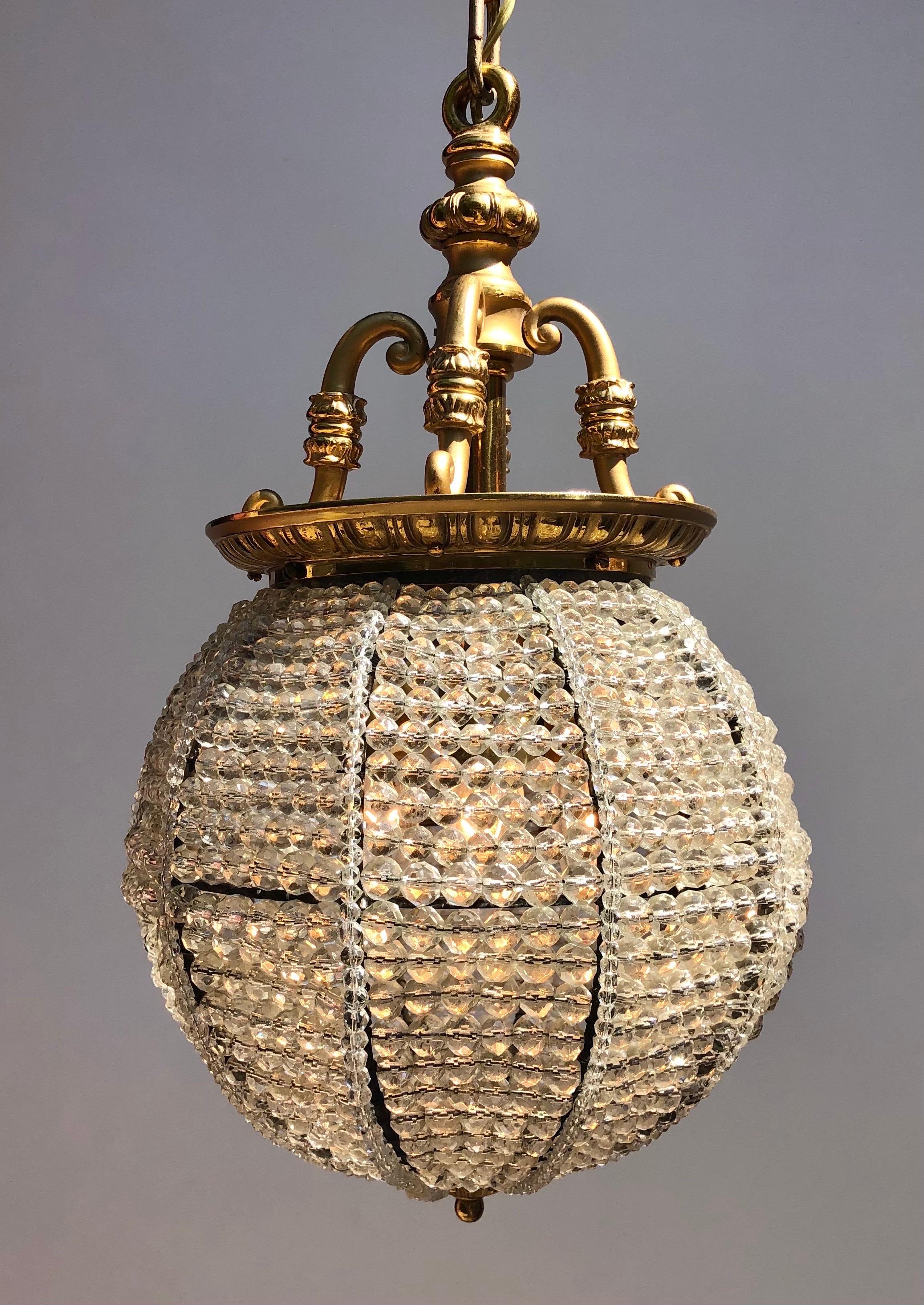 Paire de lustres/pendentifs sphériques Belle Époque en bronze et cristal perlé en vente 2