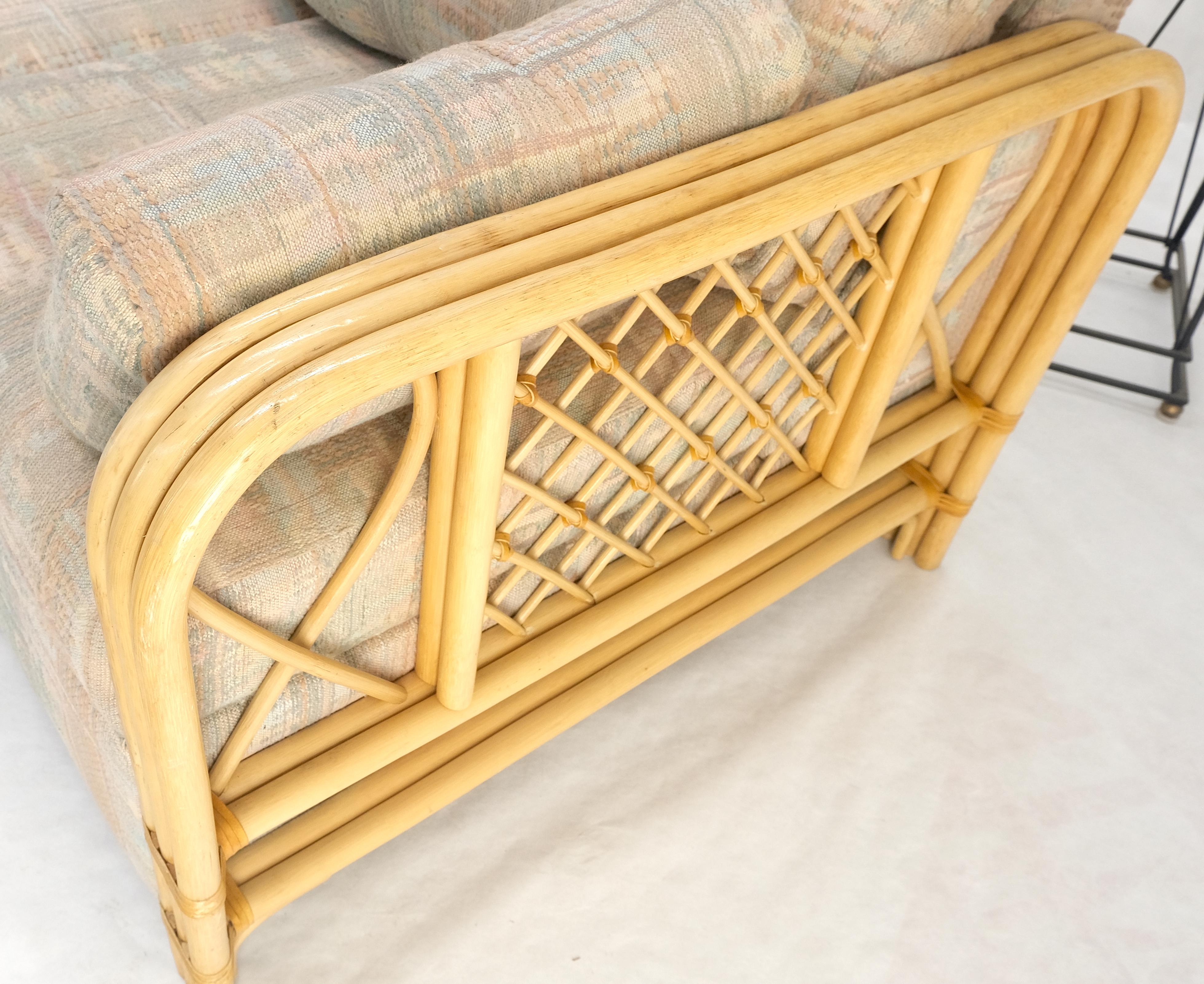 Paar gebogene Bambusrahmen Leinen wie Polsterung Mid Century Modern Sofa Loveseat im Angebot 5
