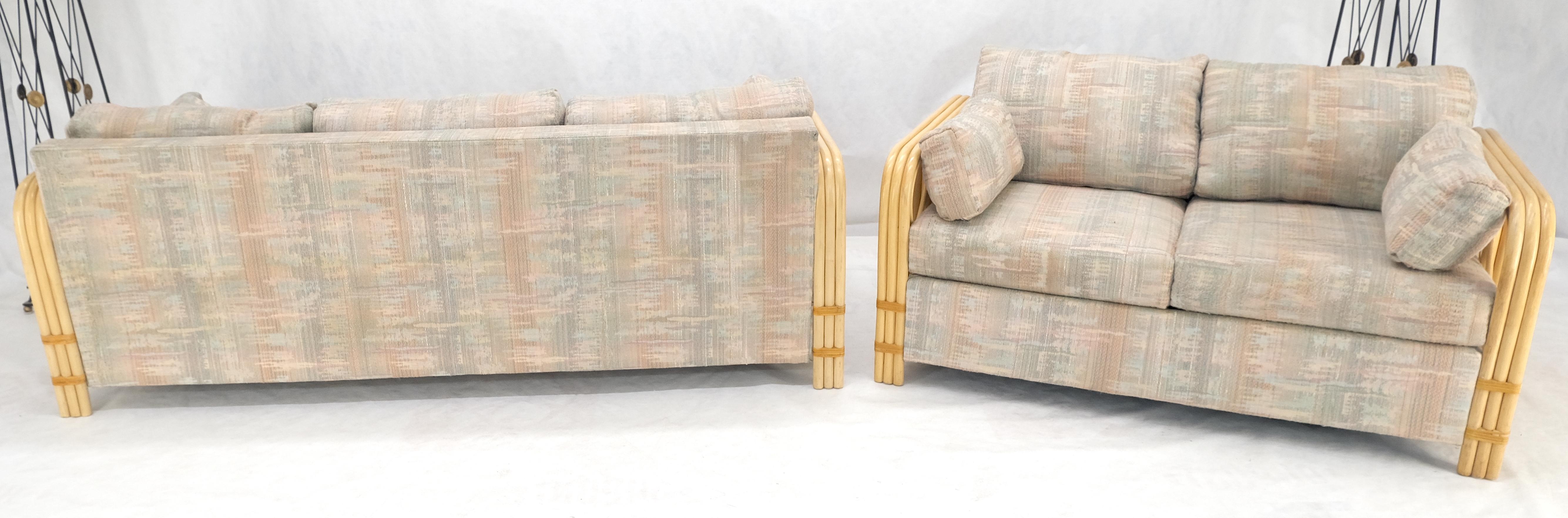 Paar gebogene Bambusrahmen Leinen wie Polsterung Mid Century Modern Sofa Loveseat im Angebot 6