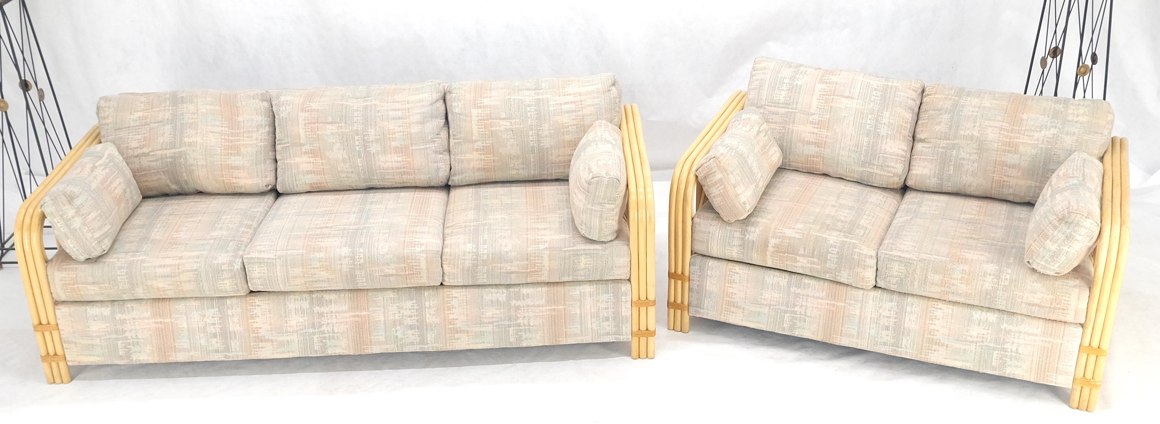 Paar gebogene Bambusrahmen Leinen wie Polsterung Mid Century Modern Sofa Loveseat (Moderne der Mitte des Jahrhunderts) im Angebot
