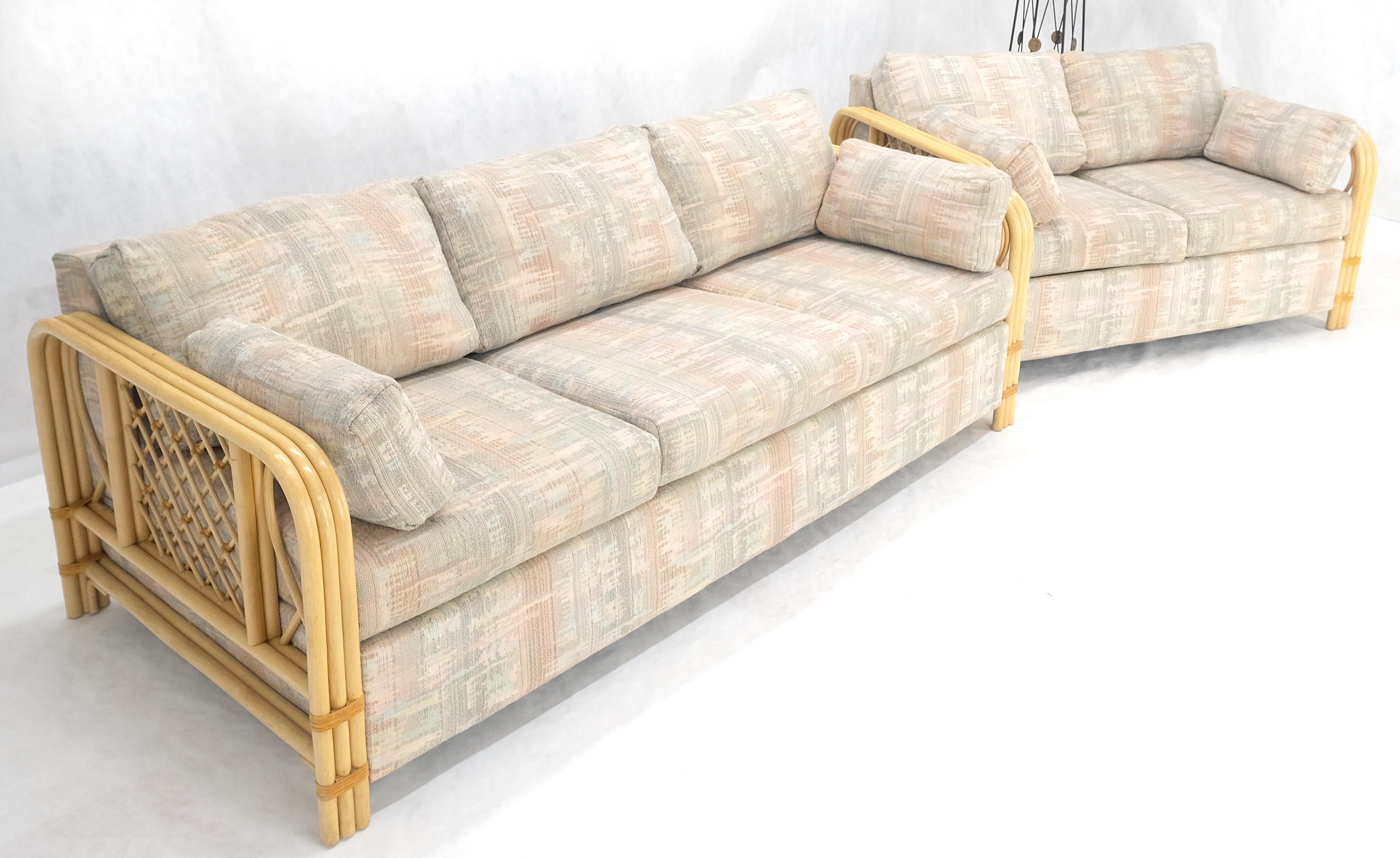 Paar gebogene Bambusrahmen Leinen wie Polsterung Mid Century Modern Sofa Loveseat im Zustand „Gut“ im Angebot in Rockaway, NJ