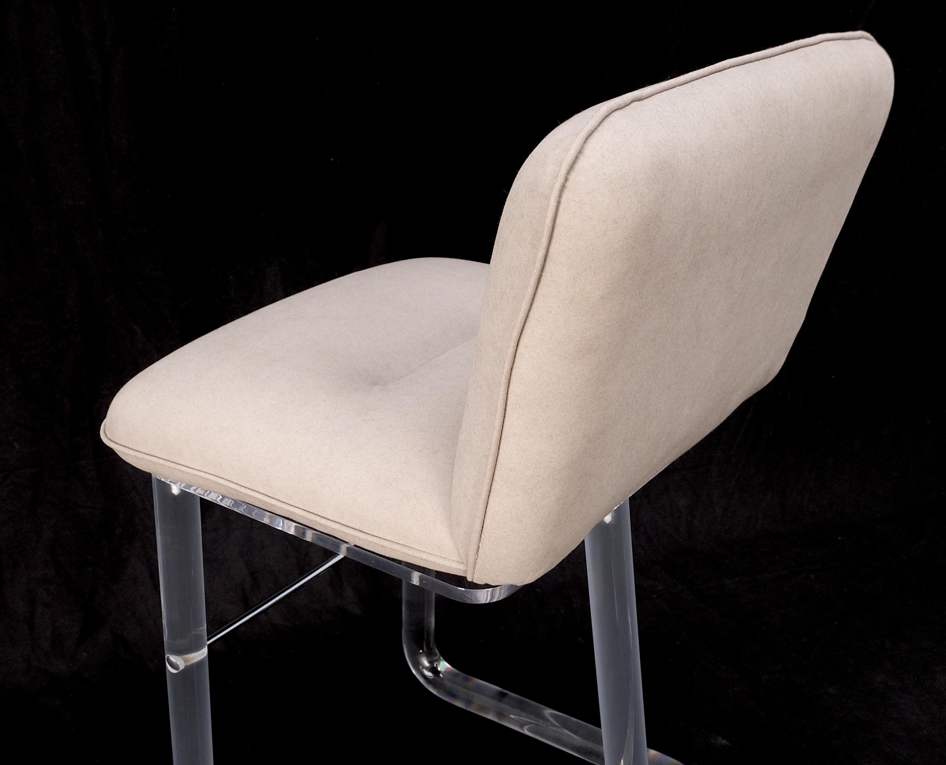 Pair Bent Lucite 1970er New Alcantera Upholstery Swivel Barstool Chairs Stühle Mint!
Vom Künstler signiert.