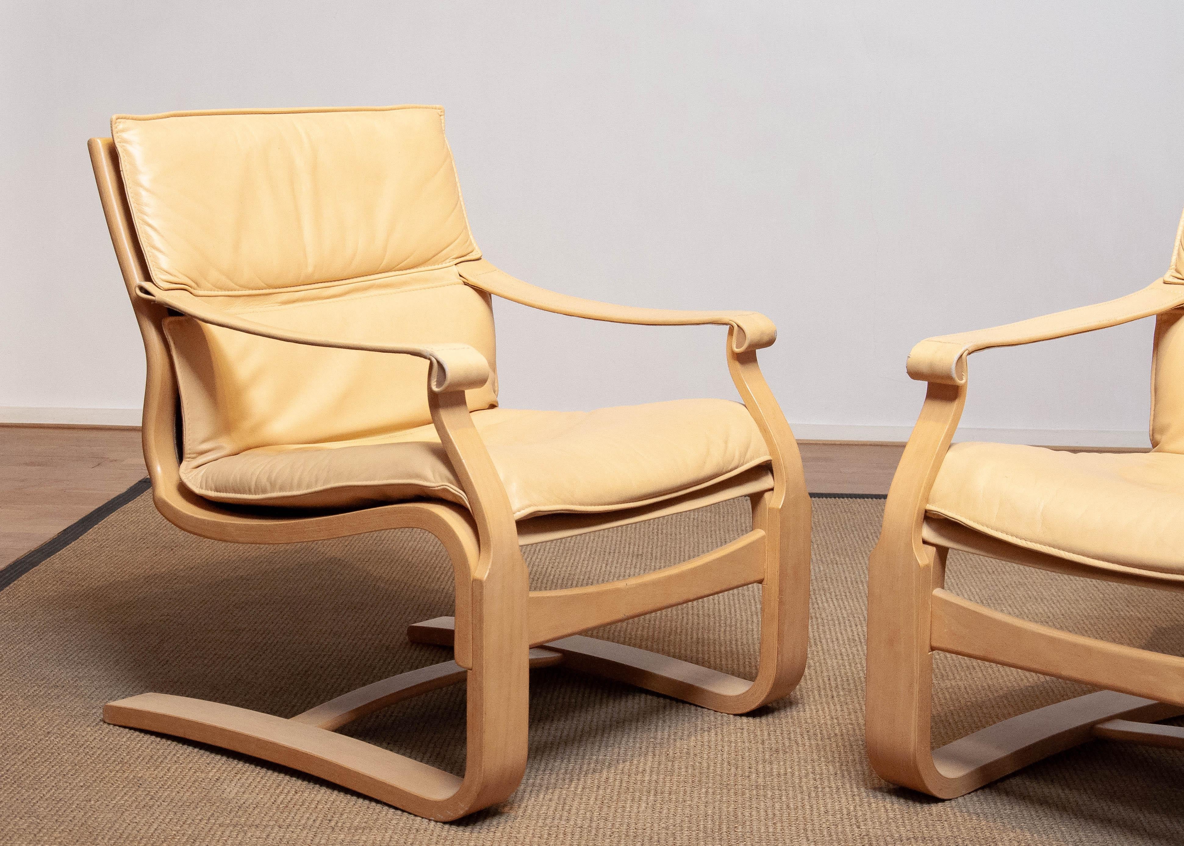 Scandinavian Modern Pair Bentwood Beige / Creme Leather Lounge Chairs by Ake Fribytter for Nelo For Sale