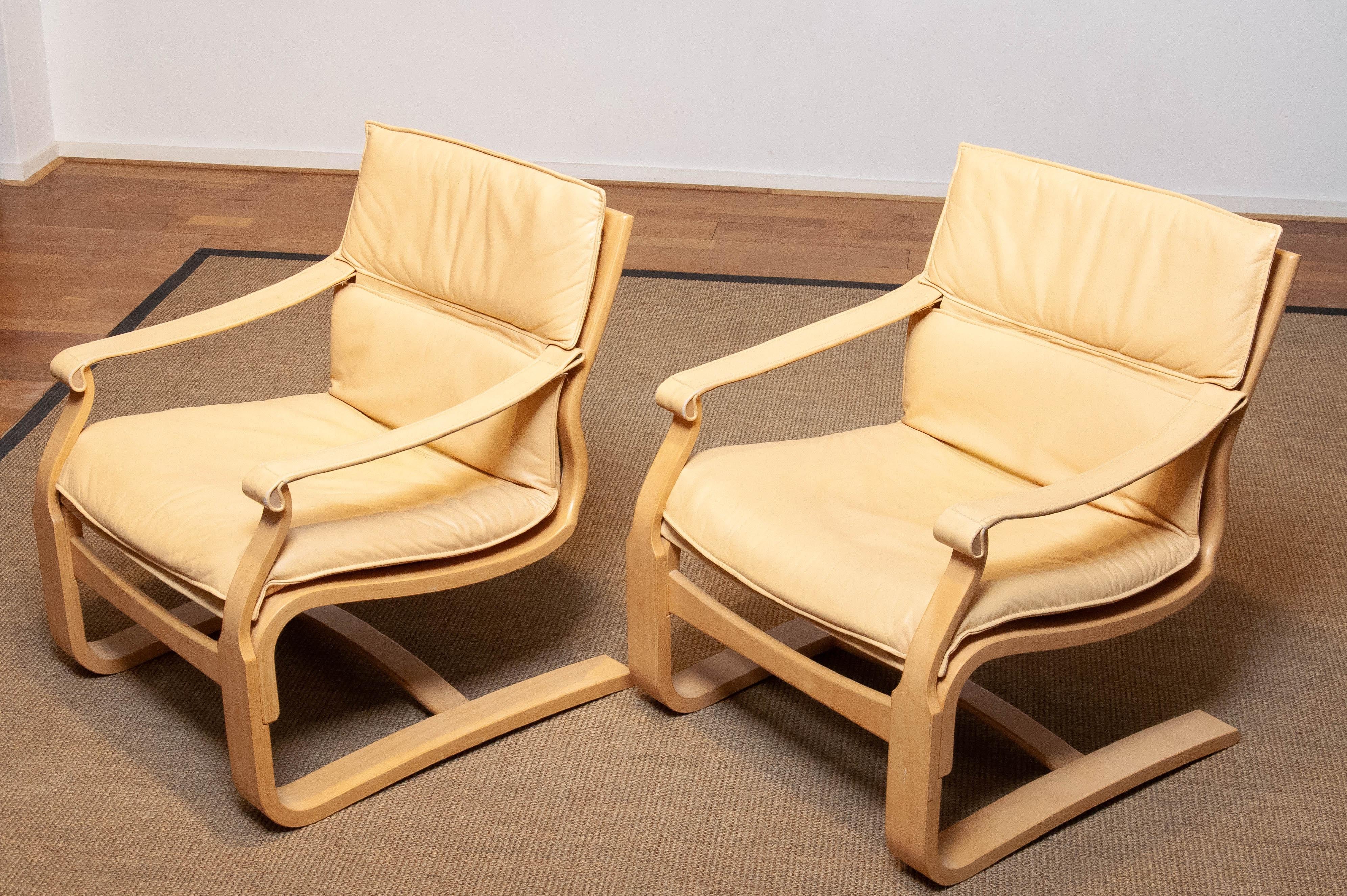 Pair Bentwood Beige / Creme Leather Lounge Chairs by Ake Fribytter for Nelo In Good Condition For Sale In Silvolde, Gelderland