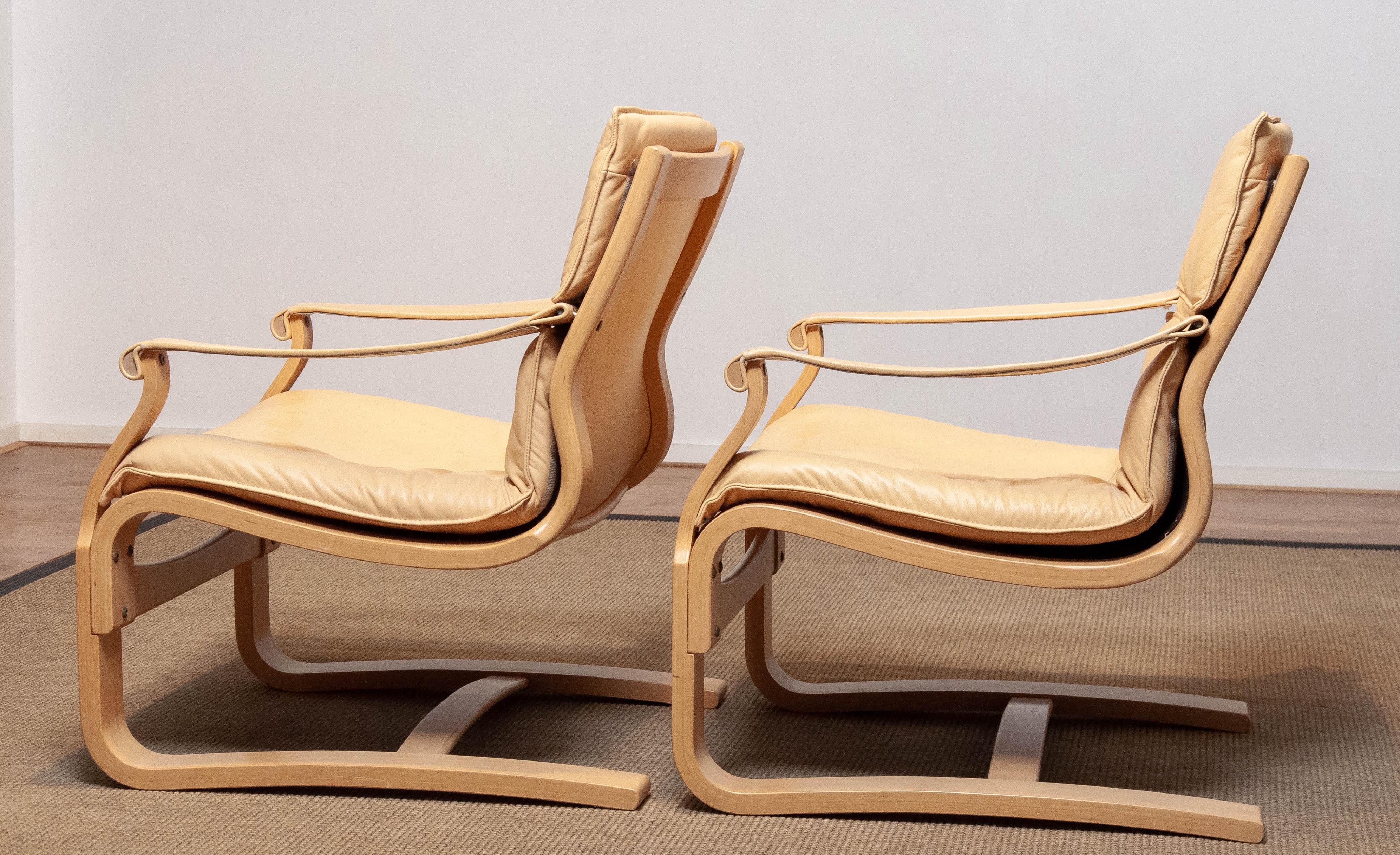 Late 20th Century Pair Bentwood Beige / Creme Leather Lounge Chairs by Ake Fribytter for Nelo For Sale