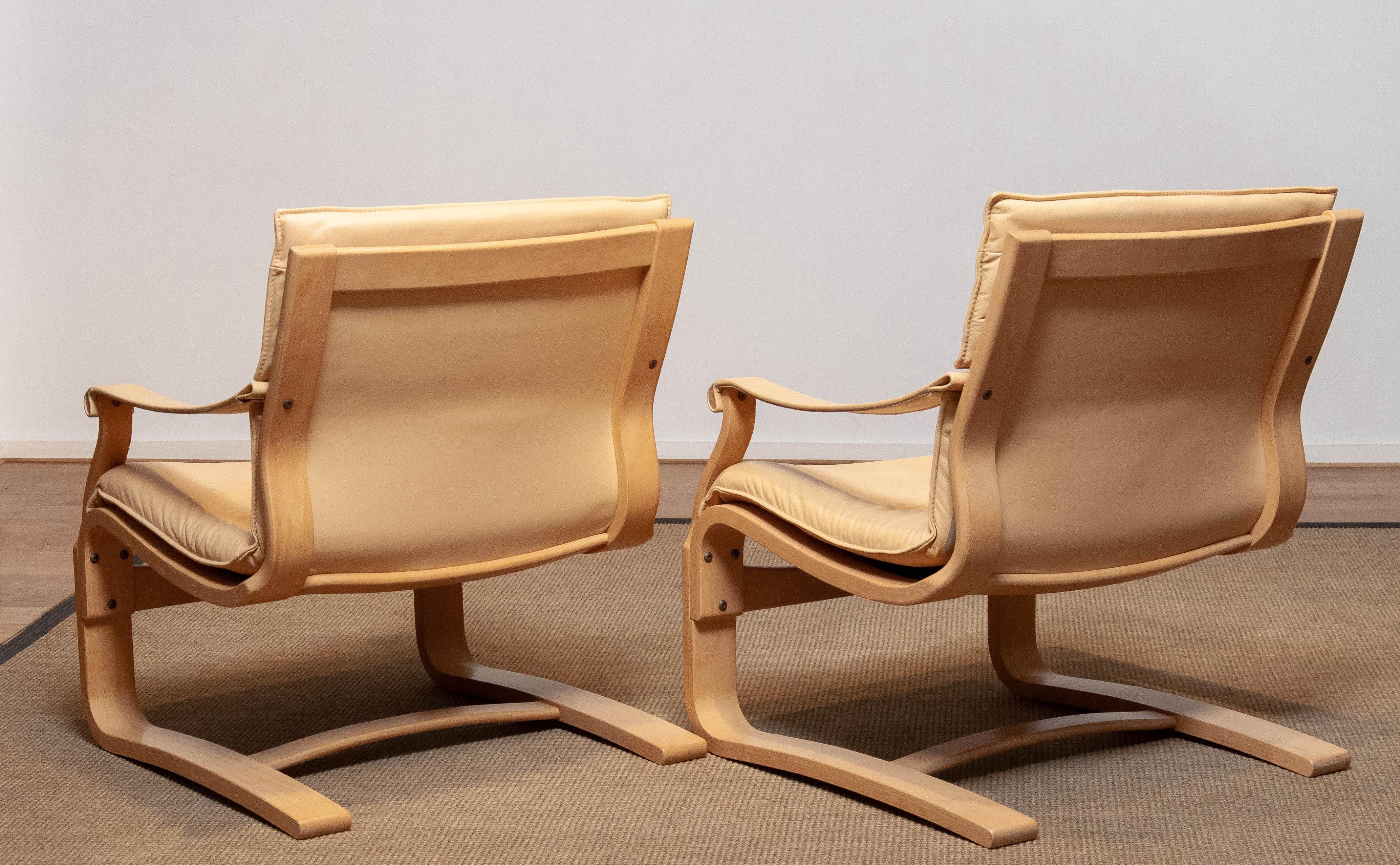 Pair Bentwood Beige / Creme Leather Lounge Chairs by Ake Fribytter for Nelo For Sale 1
