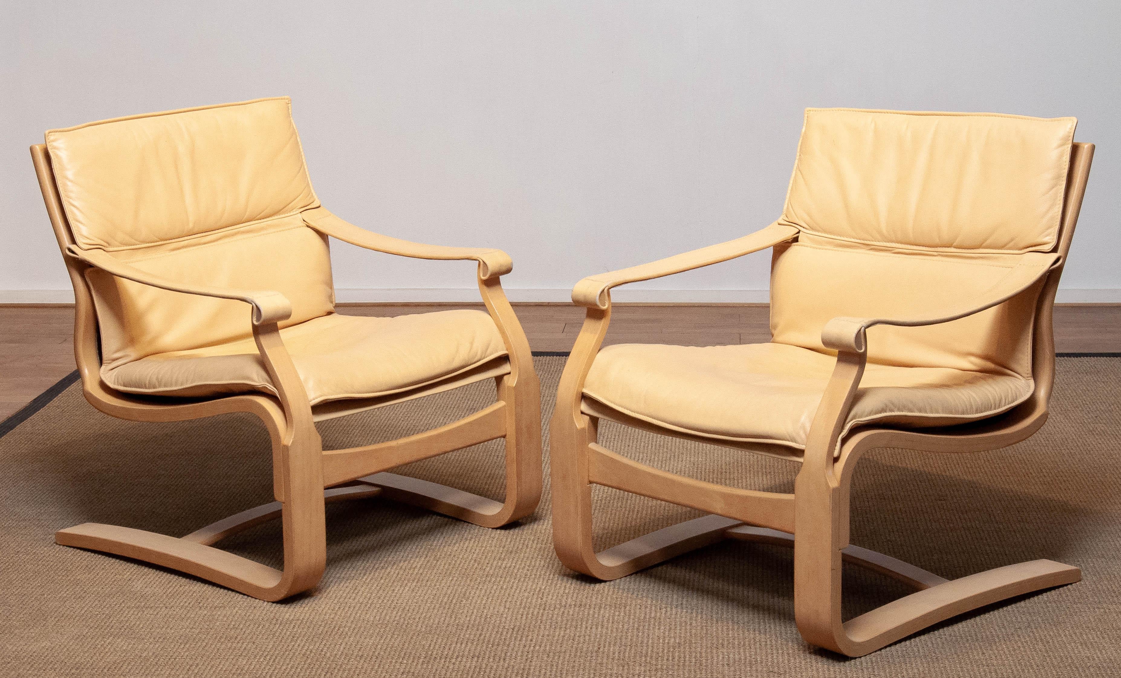 Set of two Scandinavian Modern beech bentwood lounge chairs designed by Ake Fribytter and manufactured by Nelo in Sweden in the 1970's. Both are upholstered with beige / creme leather and in allover good and very comfortable condition.
 