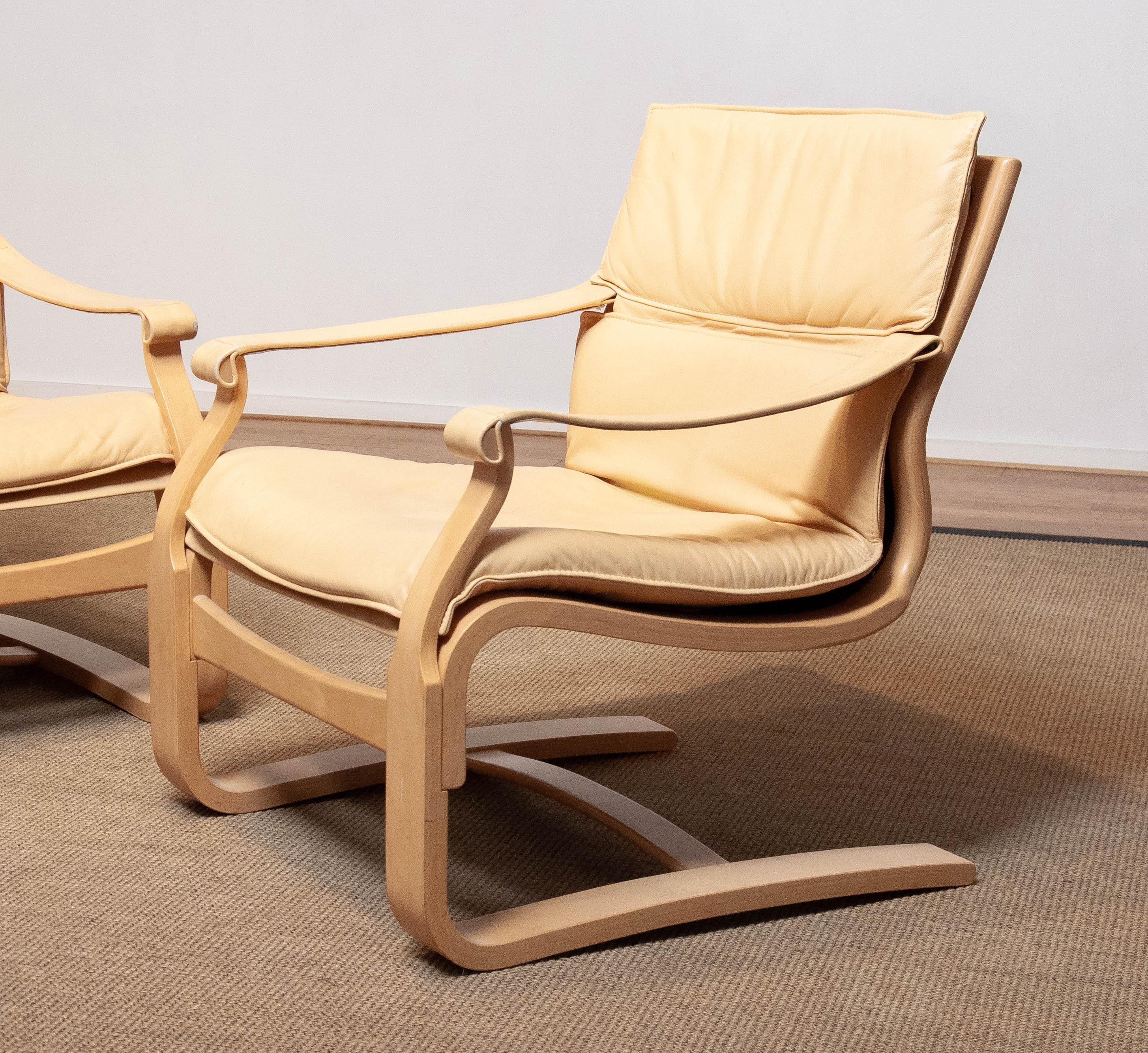 Scandinavian Modern Pair Bentwood with Beige / Creme Leather Lounge Chairs by Ake Fribytter for Nelo For Sale