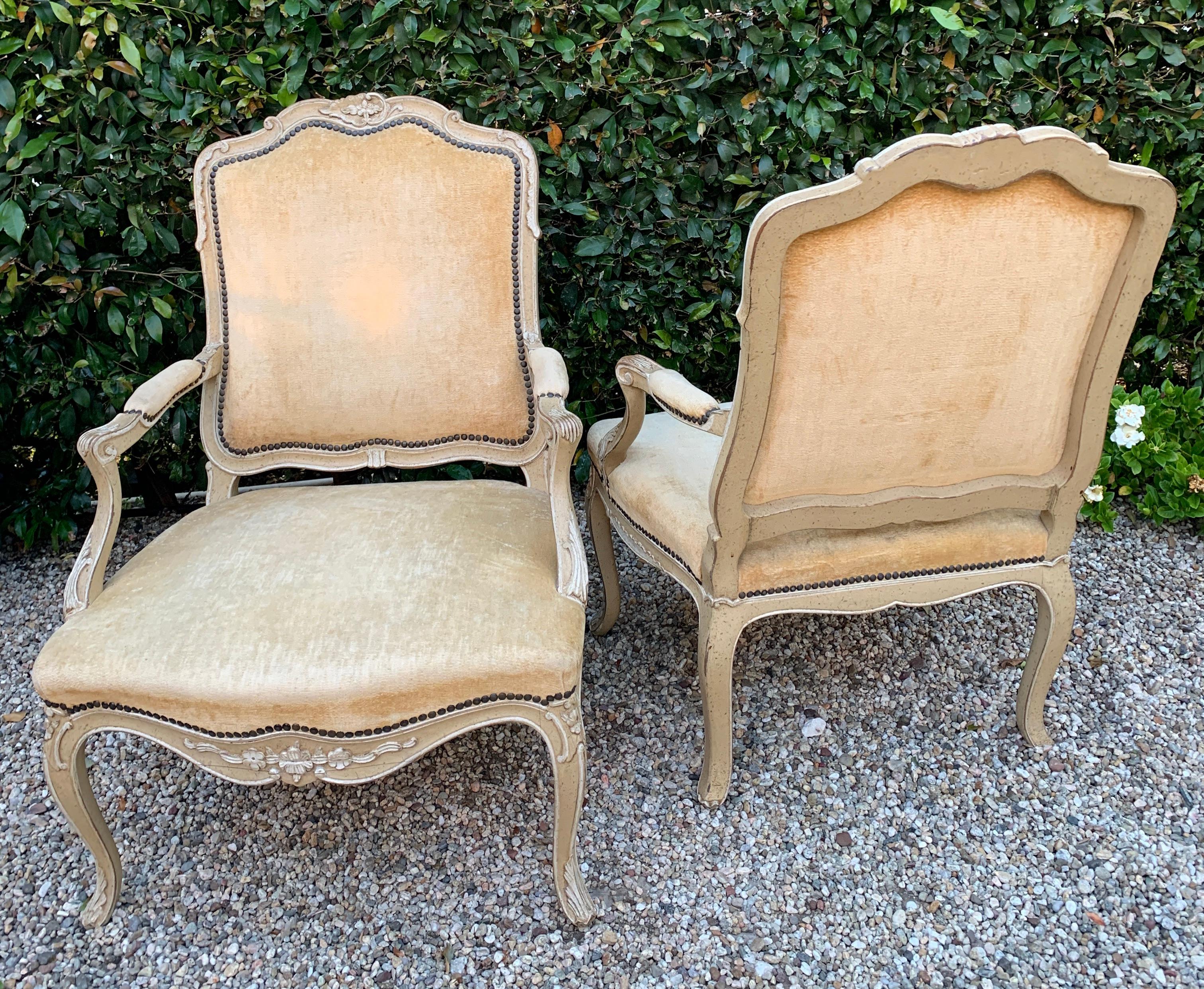 Paire de chaises Fauteuil Bergère de style Louis XV Bon état - En vente à Los Angeles, CA
