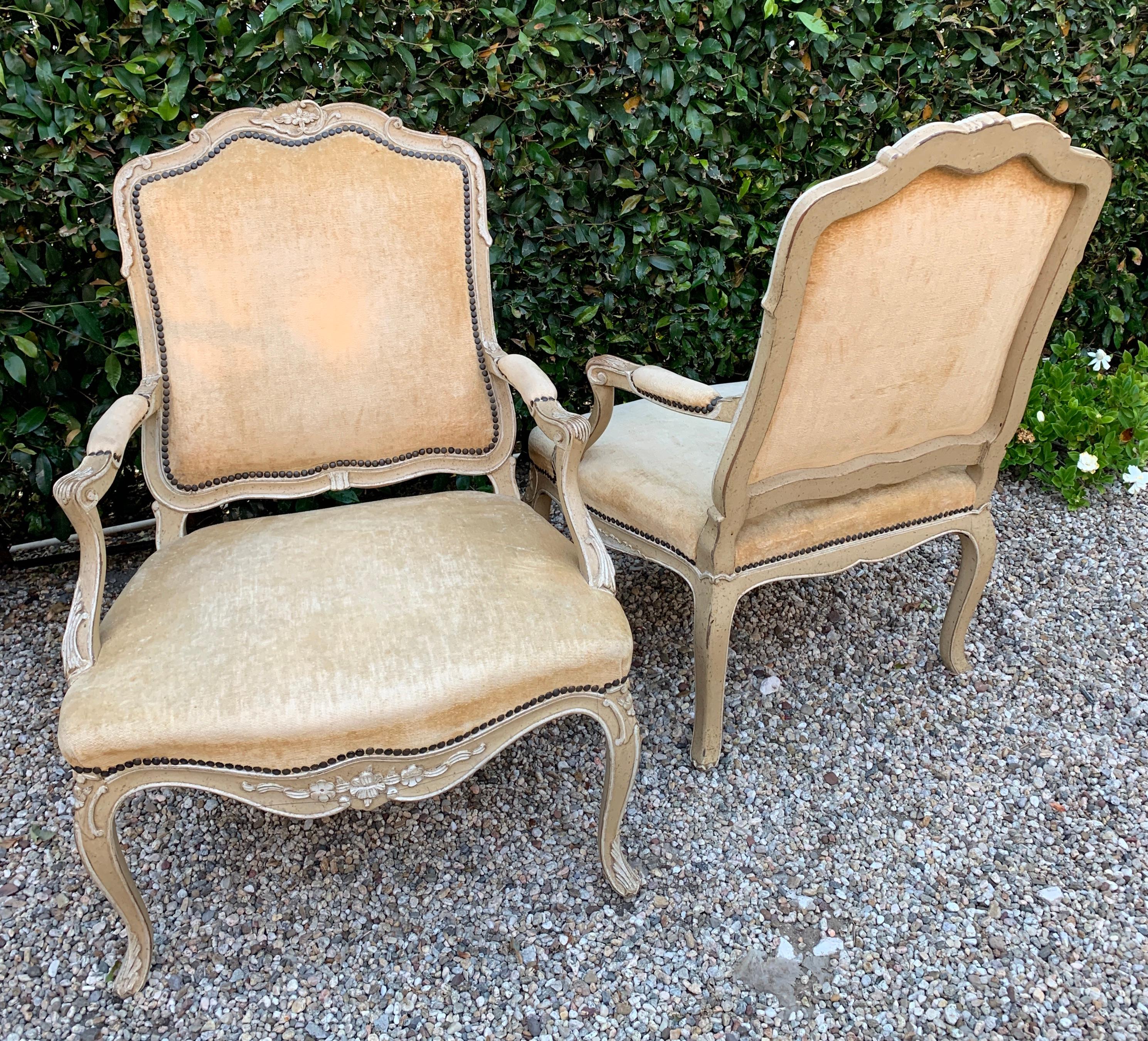 Paar Bergere Fauteuil-Stühle im Stil von Louis XV im Zustand „Gut“ im Angebot in Los Angeles, CA