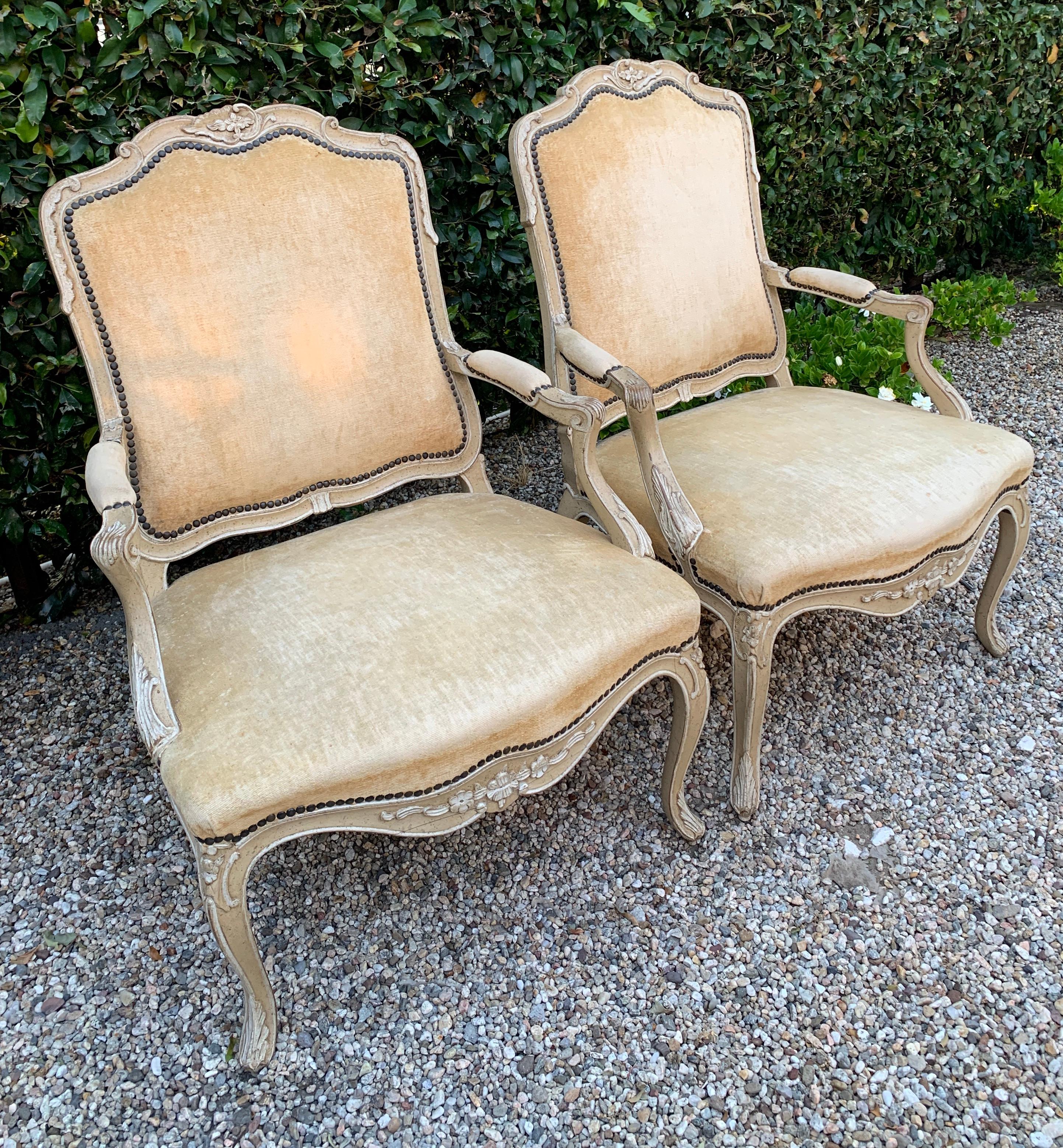Pair of Bergere Fauteuil Chairs in the Style of Louis XV In Good Condition For Sale In Los Angeles, CA