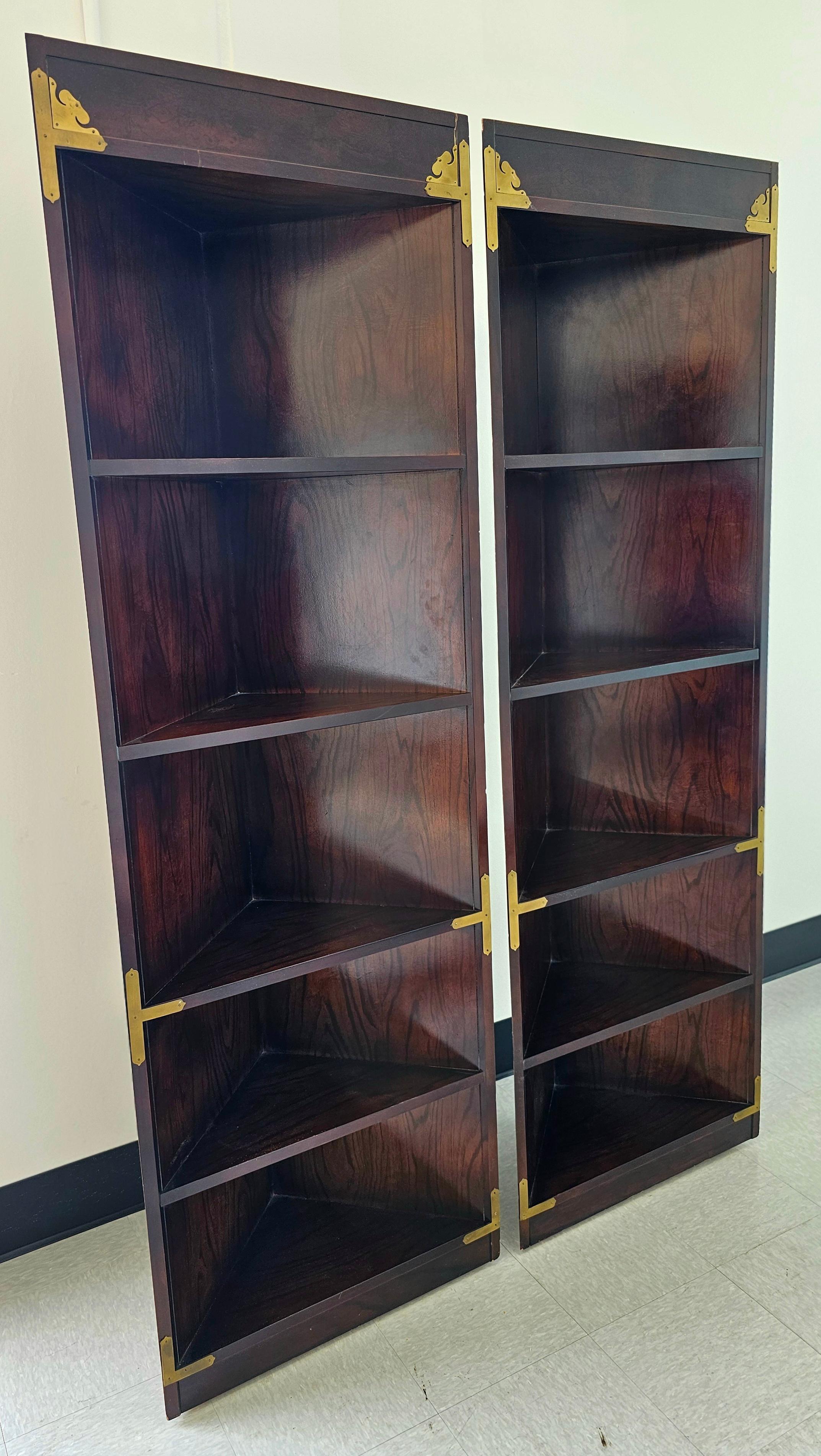 Pareja de estanterías esquineras Bernhardt Asian Campaign Style de madera de frutal Chippendale chino en venta