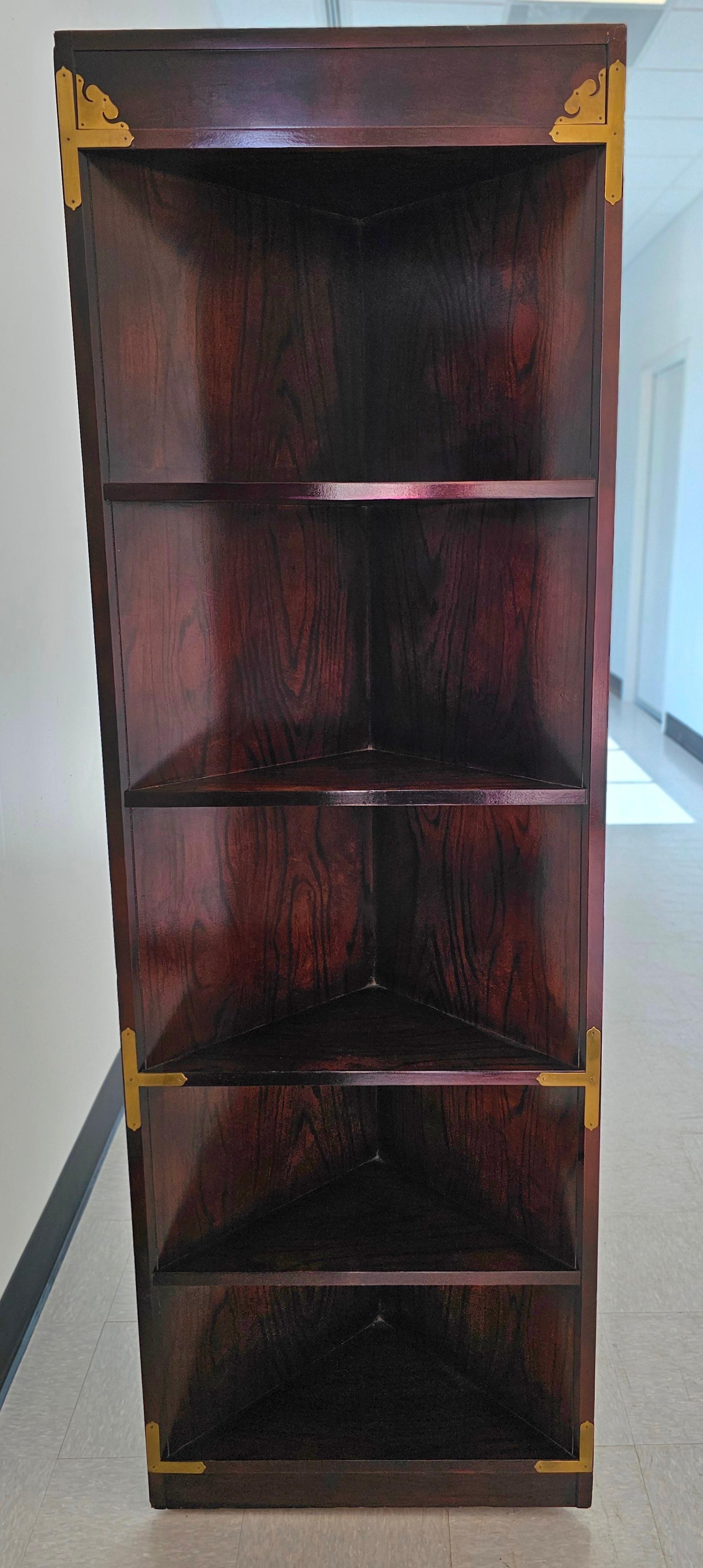 Pareja de estanterías esquineras Bernhardt Asian Campaign Style de madera de frutal Estadounidense en venta