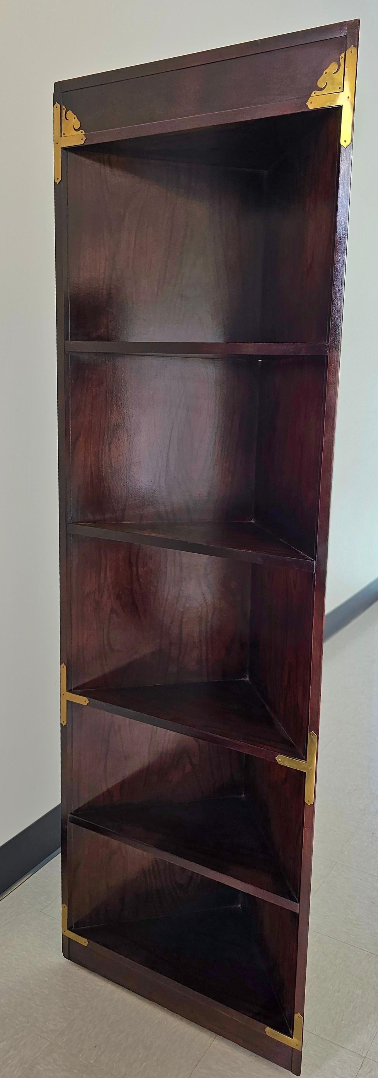 Pareja de estanterías esquineras Bernhardt Asian Campaign Style de madera de frutal Manchado en venta