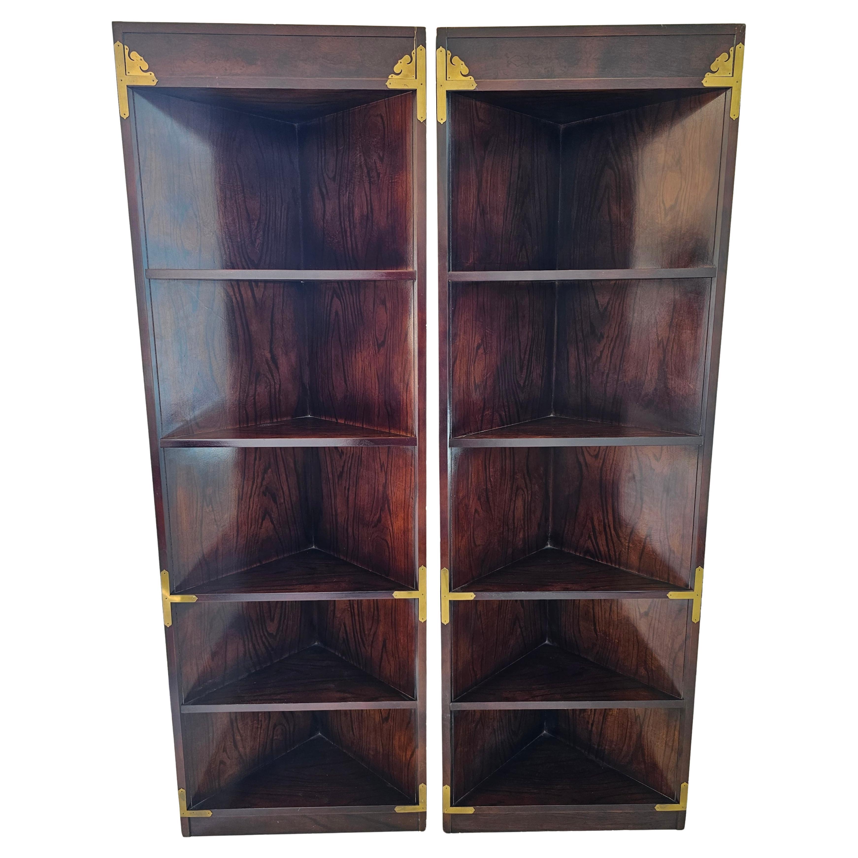 Pareja de estanterías esquineras Bernhardt Asian Campaign Style de madera de frutal