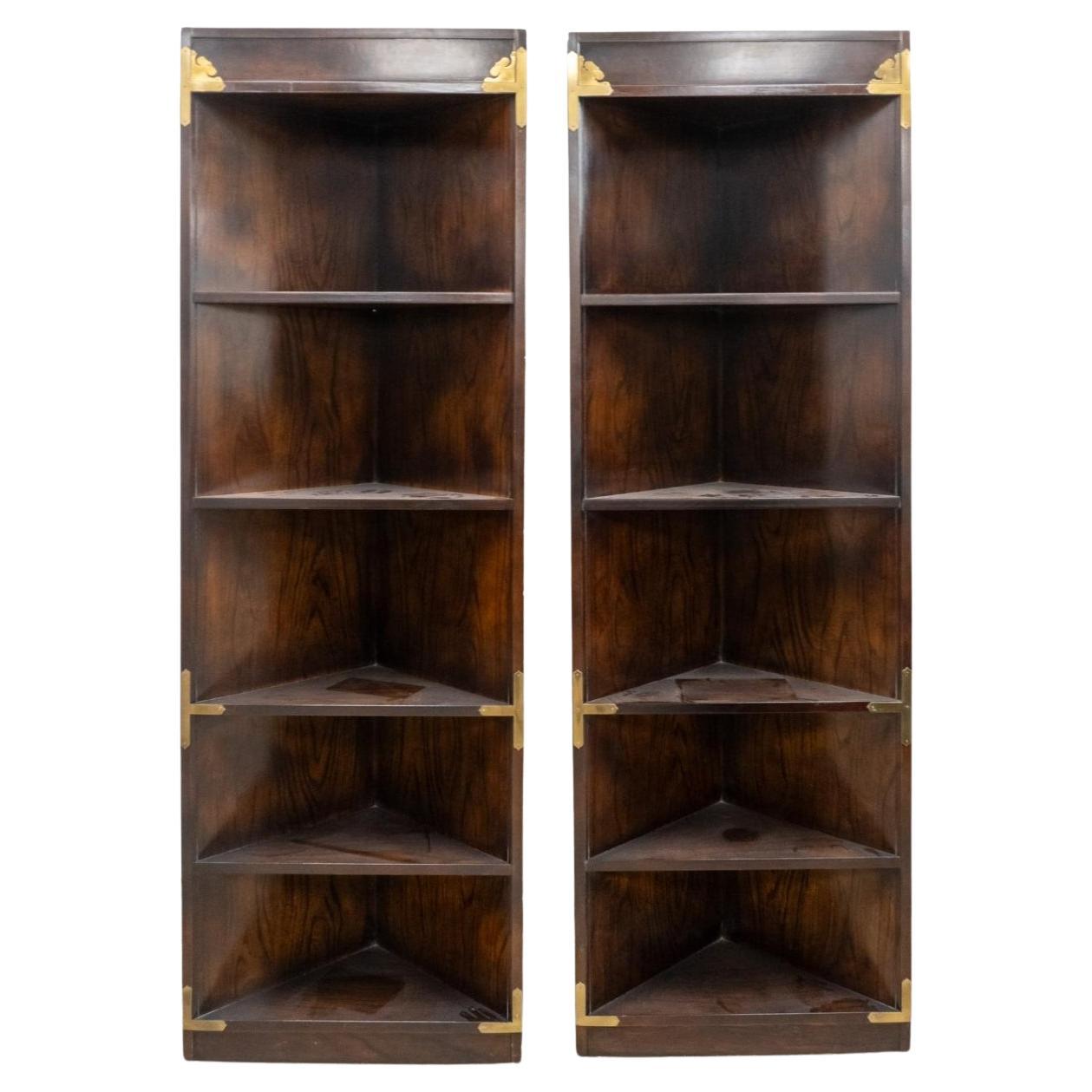 Pareja de armarios esquineros de madera de frutal Asian Style de Bernhardt Furniture
Mide 26