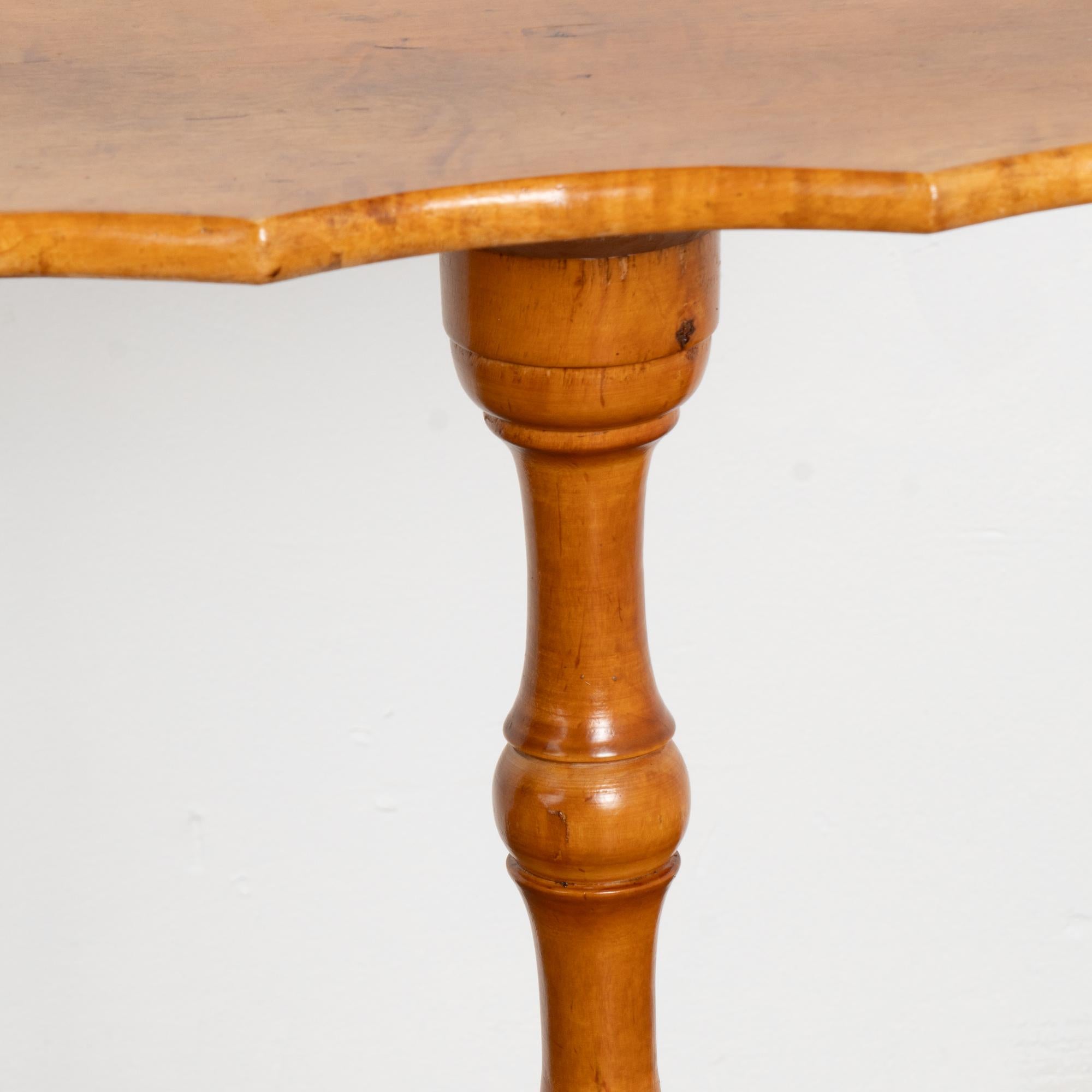 Pareja, Pequeñas mesas auxiliares con pedestal Biedermeier, Suecia circa 1890 en venta 4