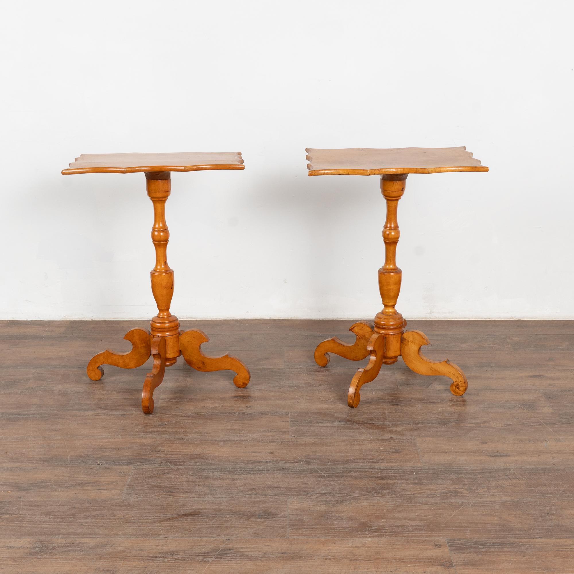 Pareja, Pequeñas mesas auxiliares con pedestal Biedermeier, Suecia circa 1890 Sueco en venta