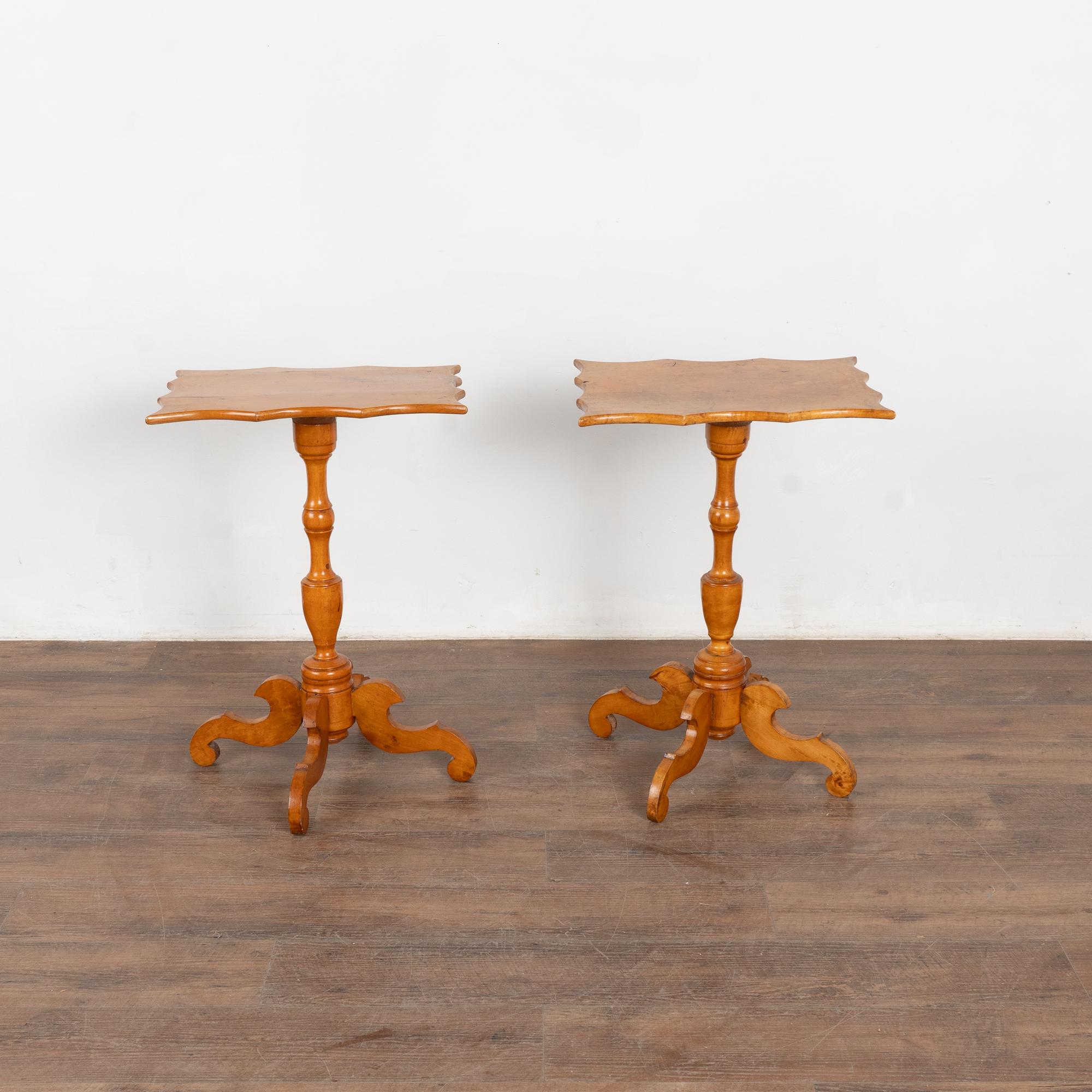 Pareja, Pequeñas mesas auxiliares con pedestal Biedermeier, Suecia circa 1890 en Bueno estado para la venta en Round Top, TX