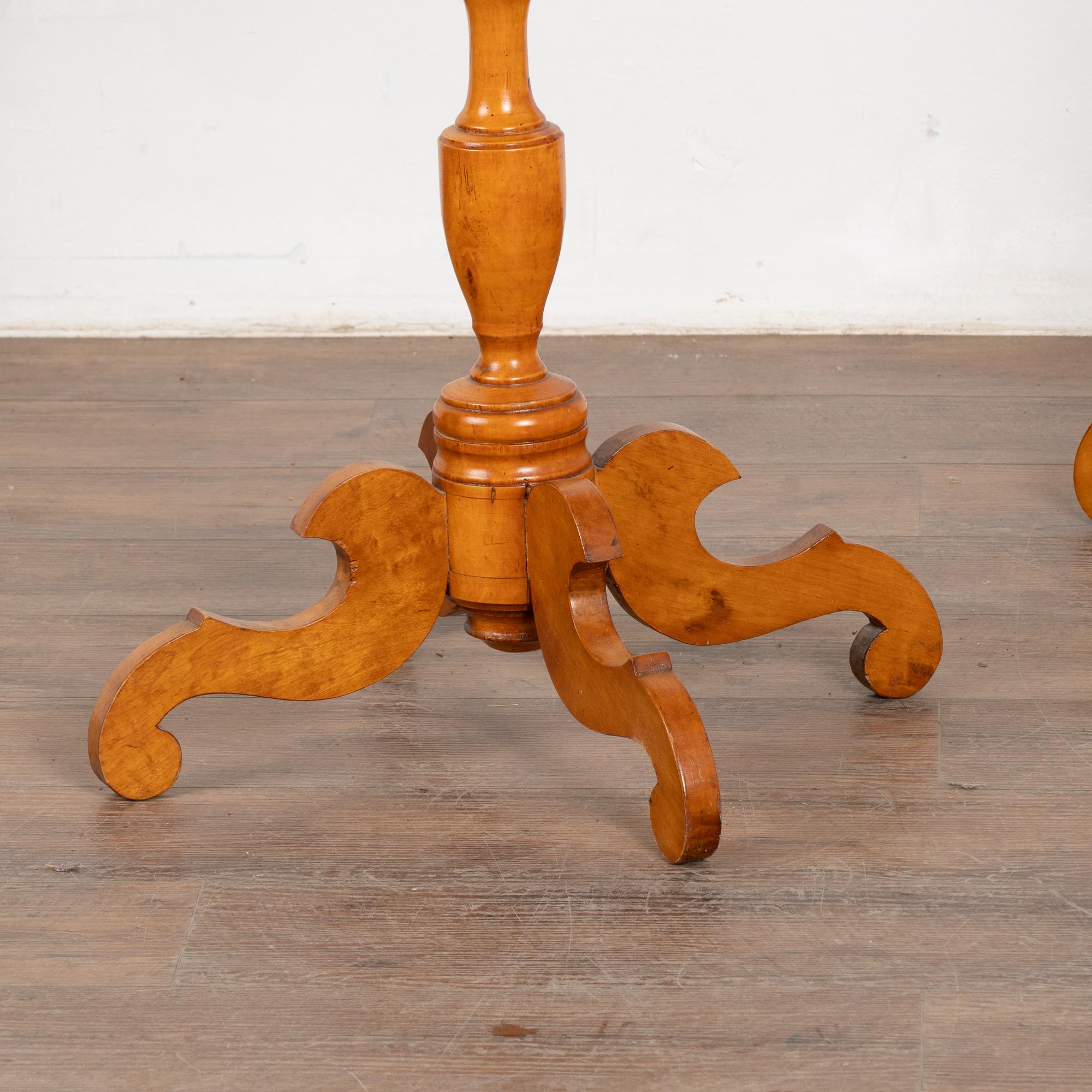 Pareja, Pequeñas mesas auxiliares con pedestal Biedermeier, Suecia circa 1890 siglo XIX en venta