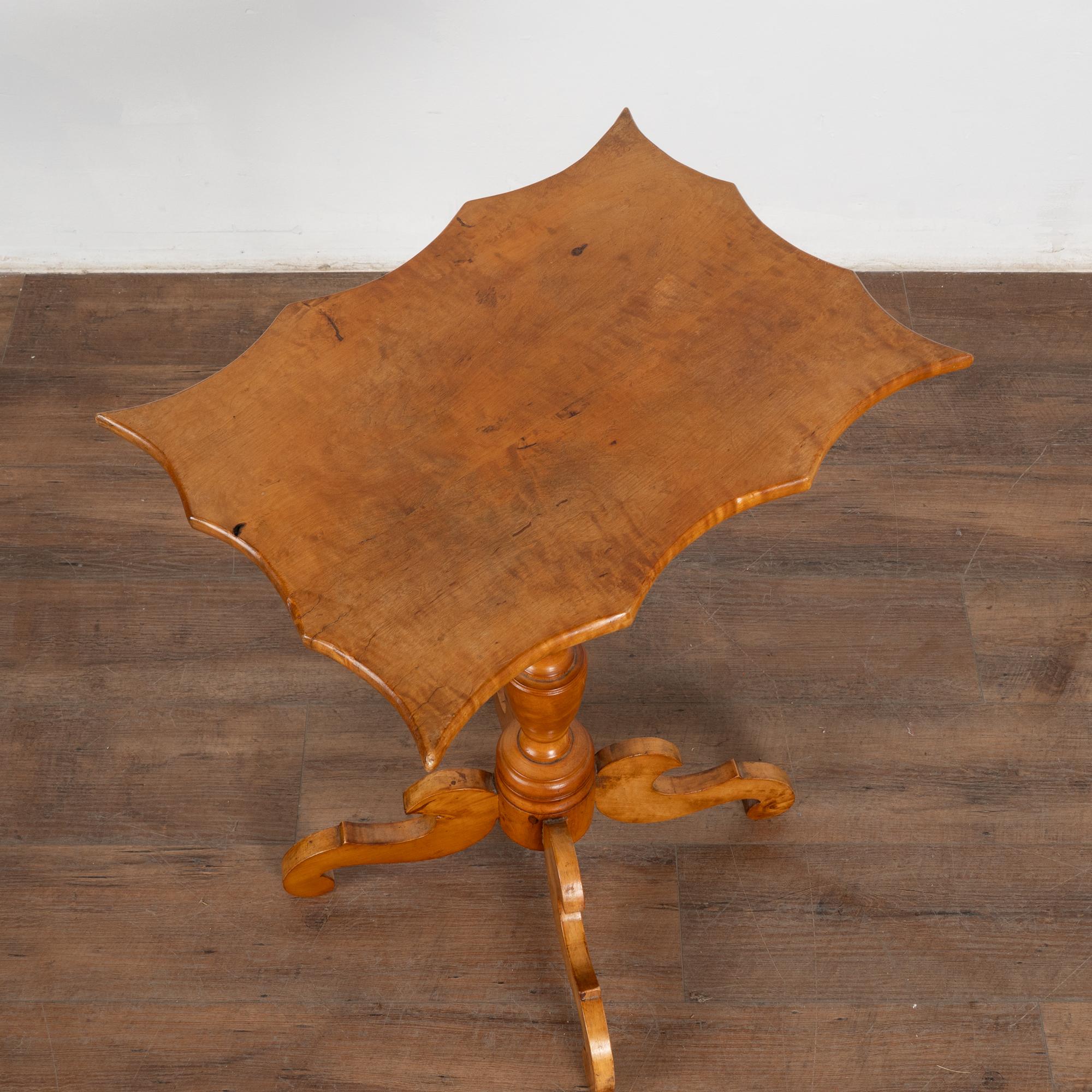 Pareja, Pequeñas mesas auxiliares con pedestal Biedermeier, Suecia circa 1890 Abedul en venta