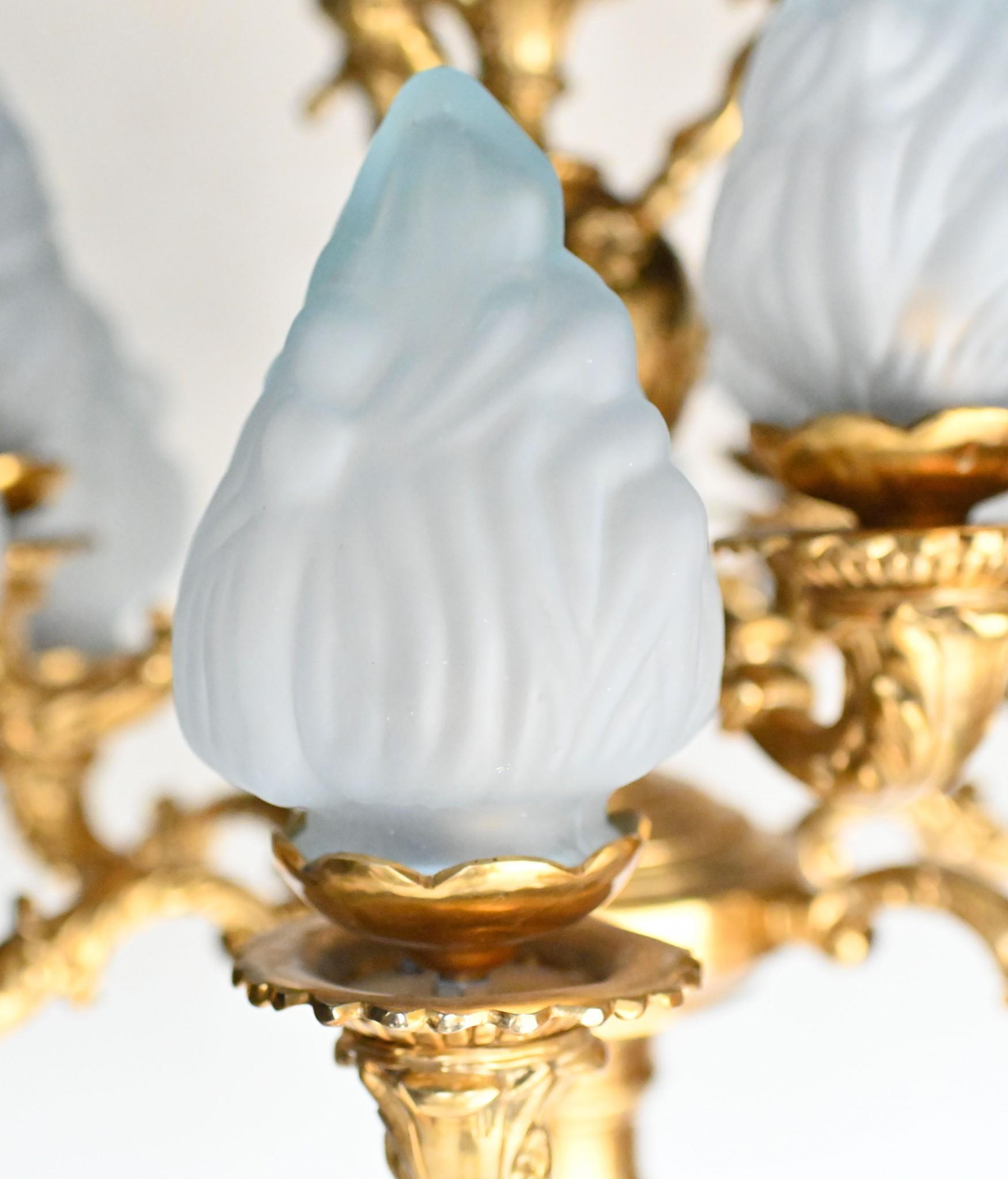 Paire de grands lampadaires français en marbre doré Lights Architectural Candelabras en vente 13
