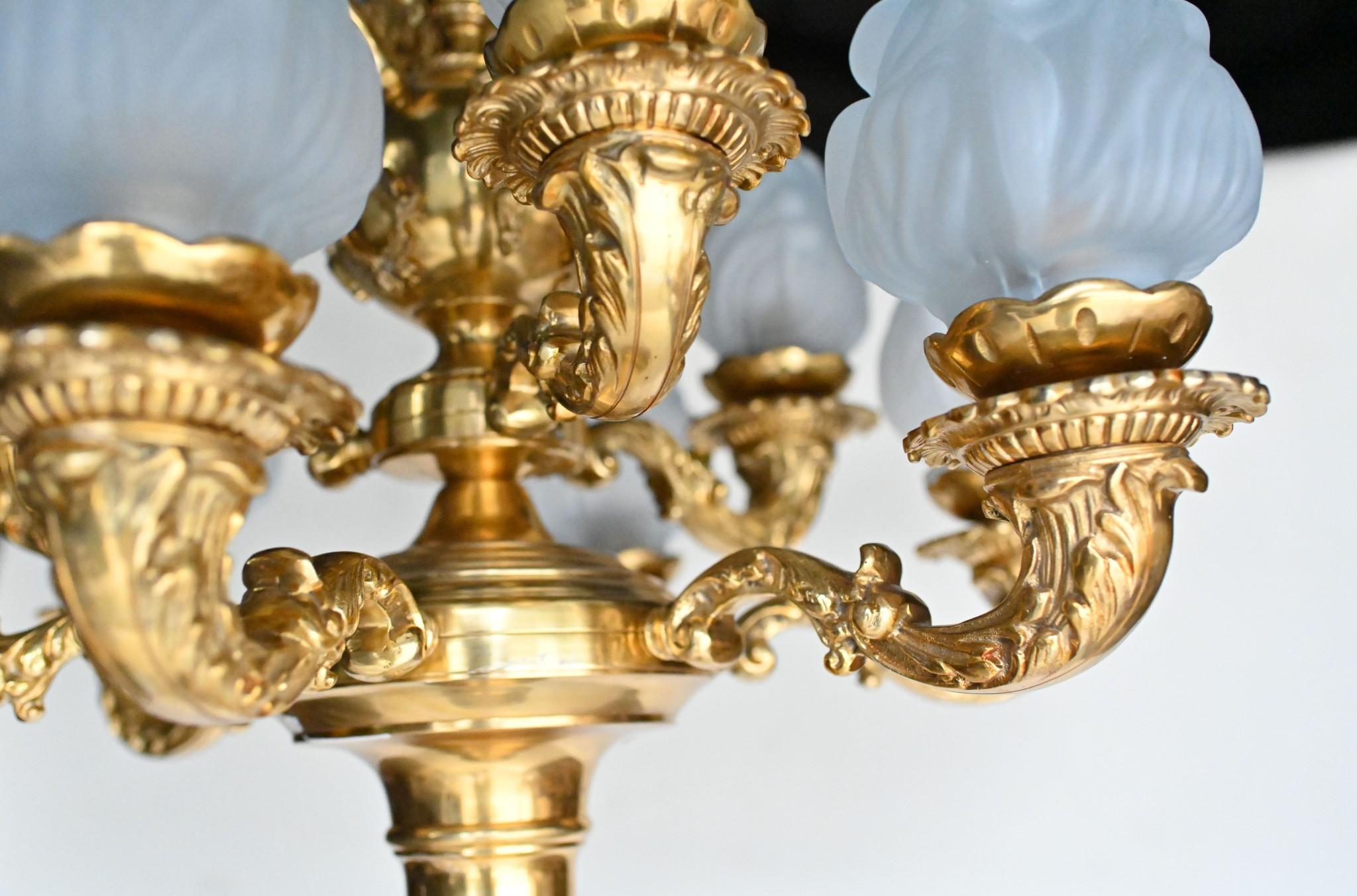 Paire de grands lampadaires français en marbre doré Lights Architectural Candelabras en vente 1