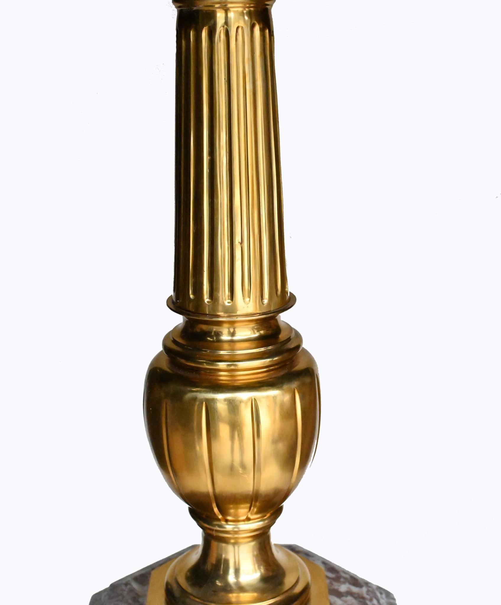 Paire de grands lampadaires français en marbre doré Lights Architectural Candelabras en vente 3
