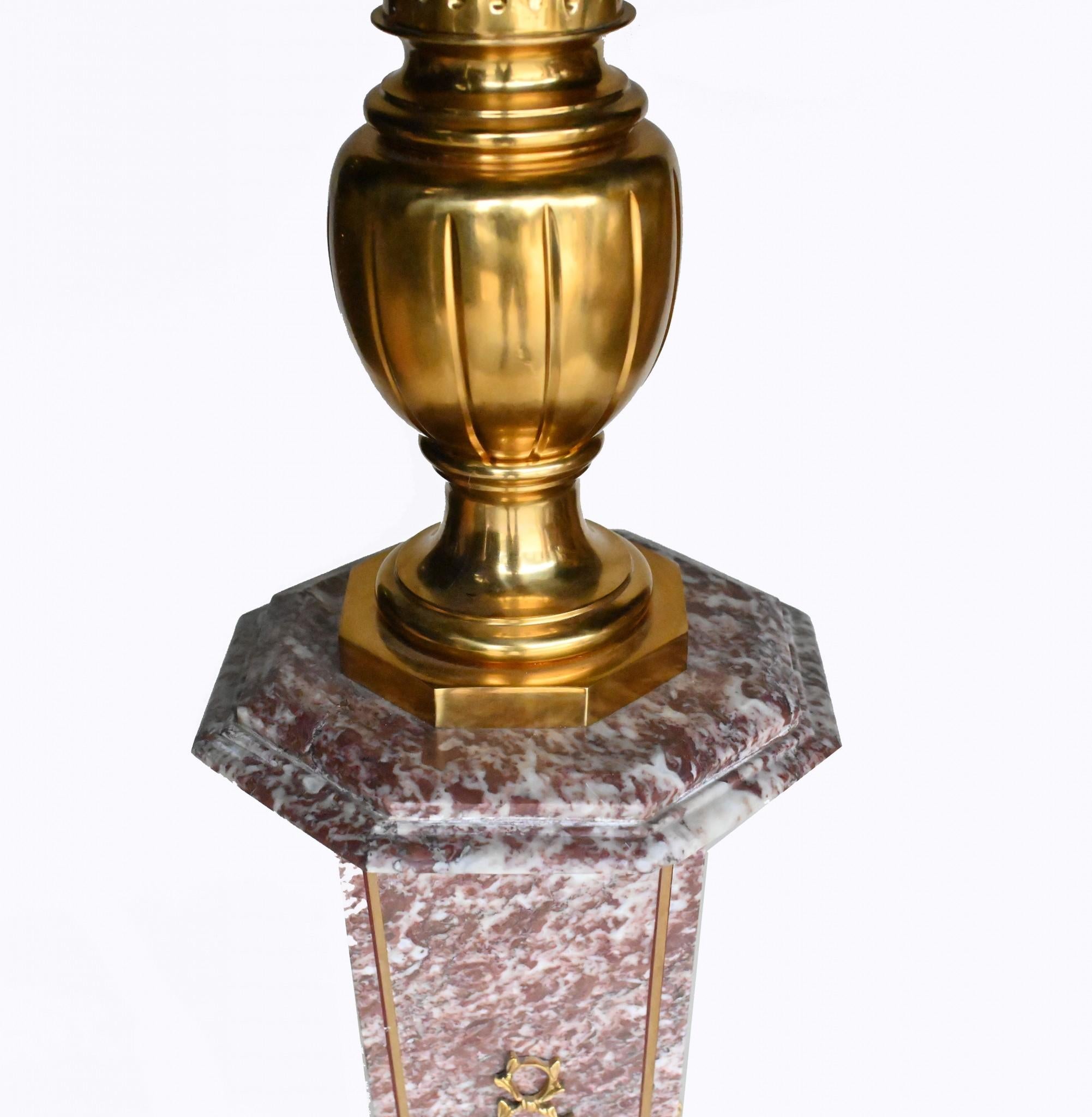 Paire de grands lampadaires français en marbre doré Lights Architectural Candelabras en vente 4