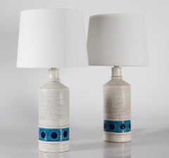 Paire de grandes lampes de bureau Bitossi en céramique blanche et bleue avec abat-jours neufs, Italie