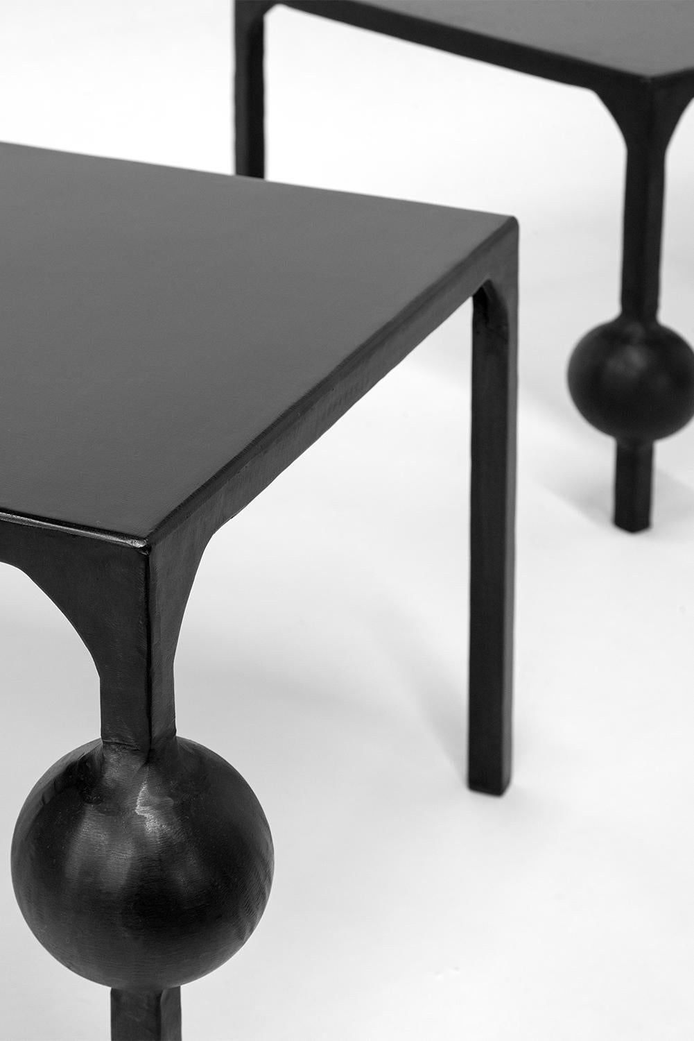Pareja Mesa de Centro Negra Geométrica Moderna Tallada a Mano Acero Ennegrecido Encerado Moderno en venta
