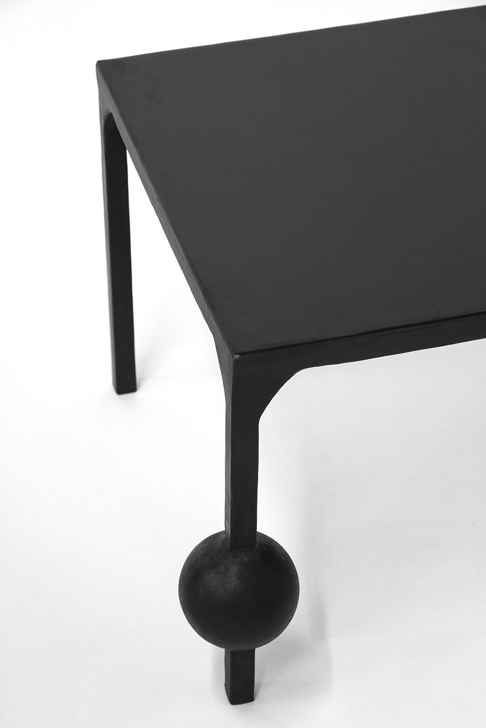 Pareja Mesa de Centro Negra Geométrica Moderna Tallada a Mano Acero Ennegrecido Encerado Estadounidense en venta
