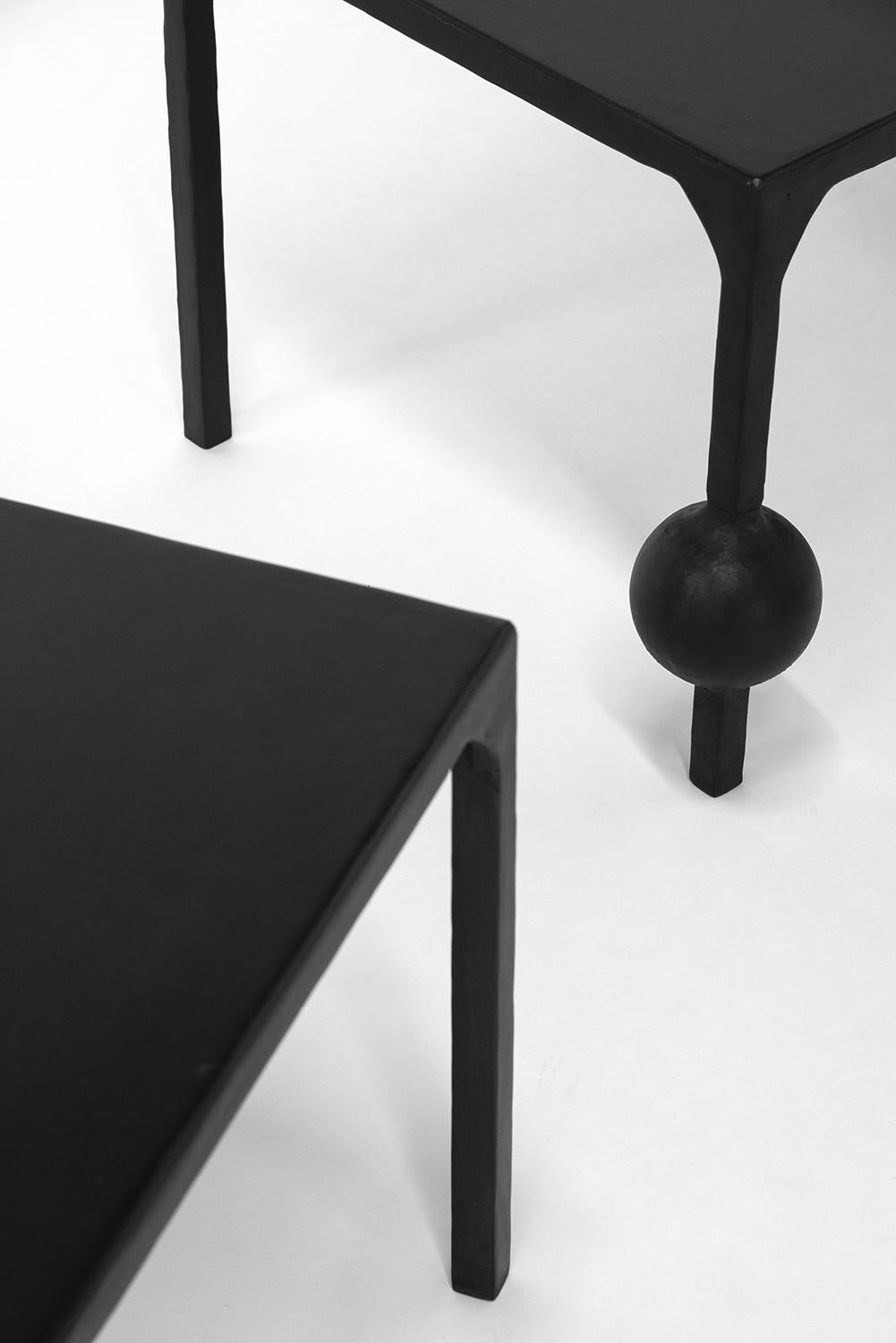 Pareja Mesa de Centro Negra Geométrica Moderna Tallada a Mano Acero Ennegrecido Encerado Vaciado en venta
