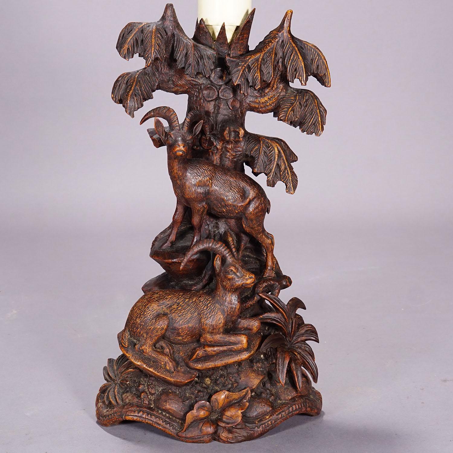 Paire de lampes de table sculptées en forêt noire avec bouquetin et chamois en vente 4