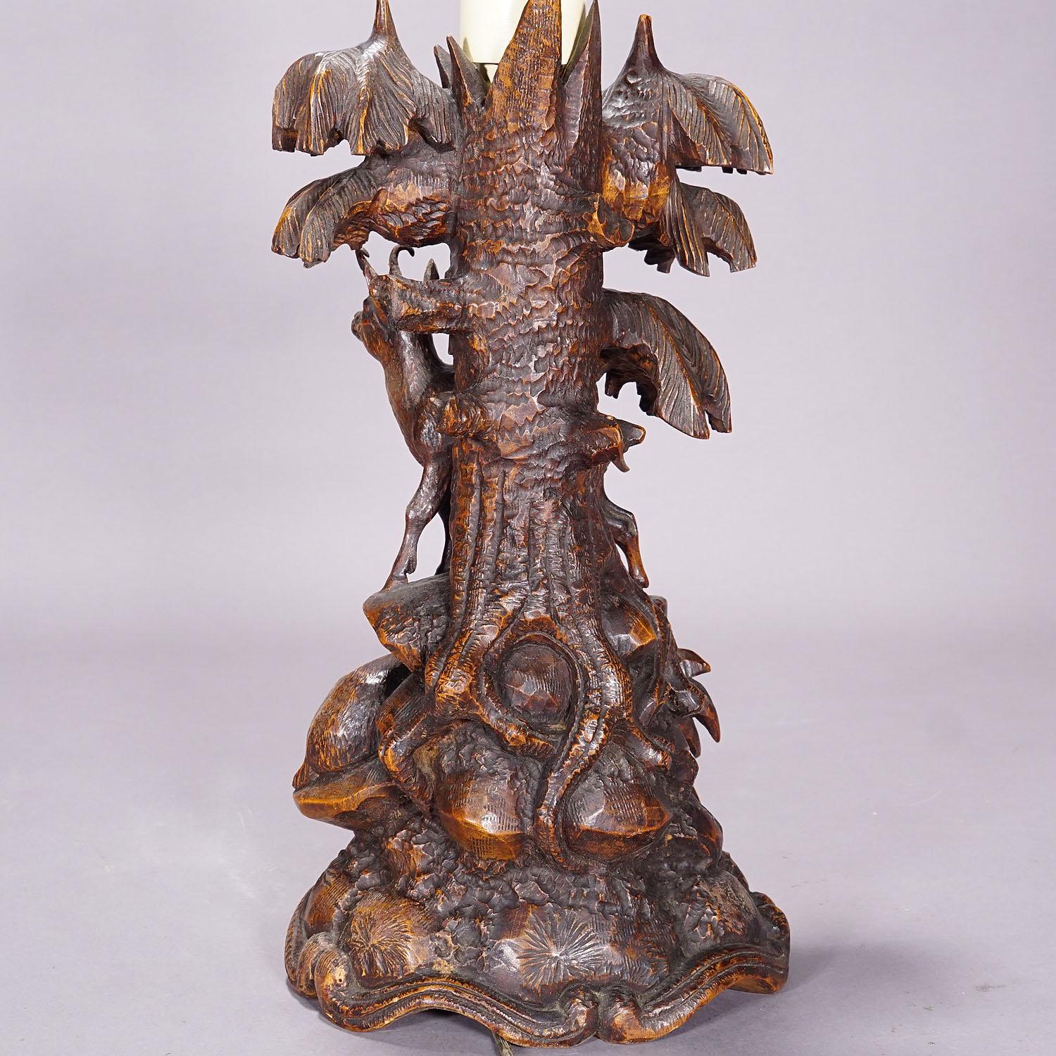 Paire de lampes de table sculptées en forêt noire avec bouquetin et chamois en vente 6