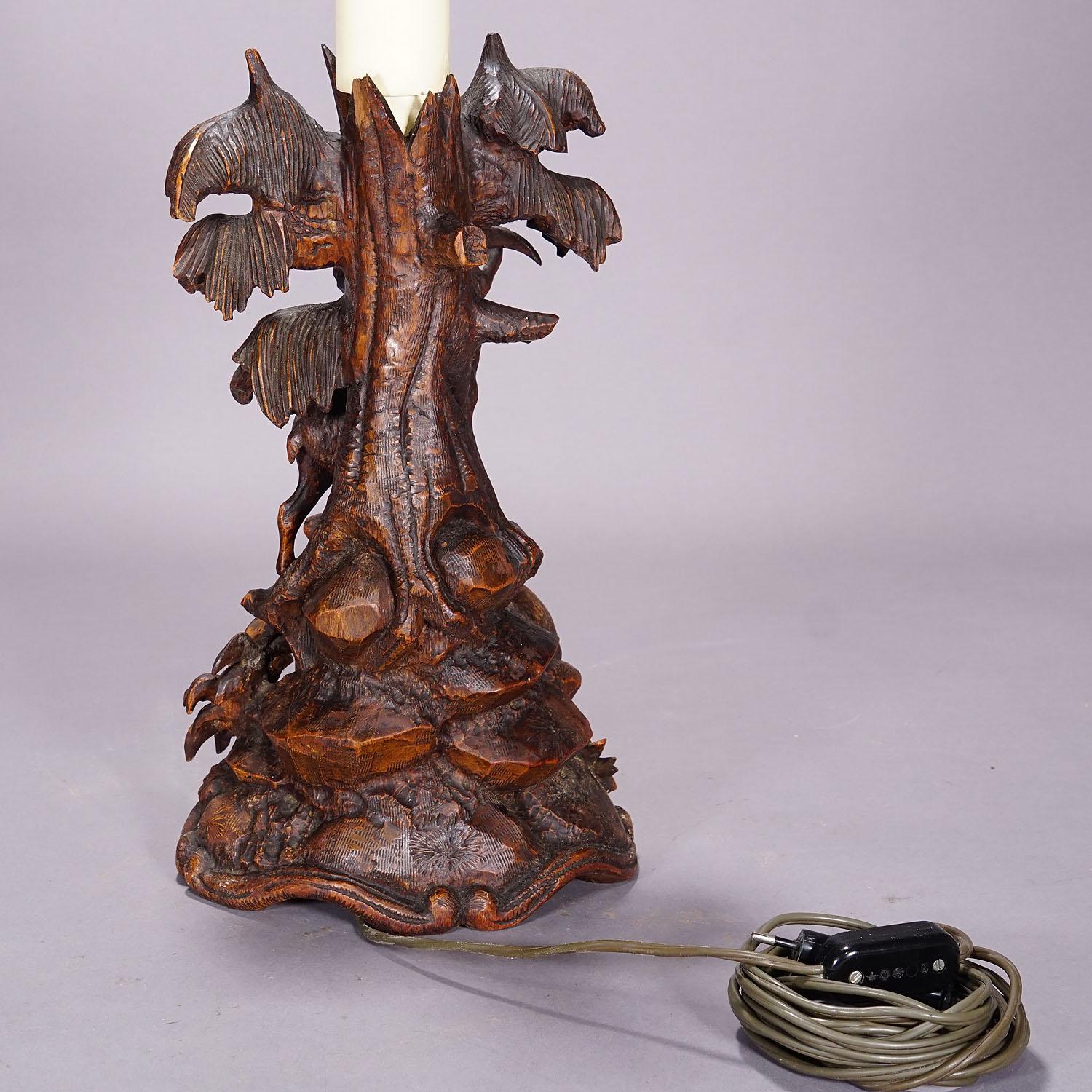 Paire de lampes de table sculptées en forêt noire avec bouquetin et chamois en vente 7