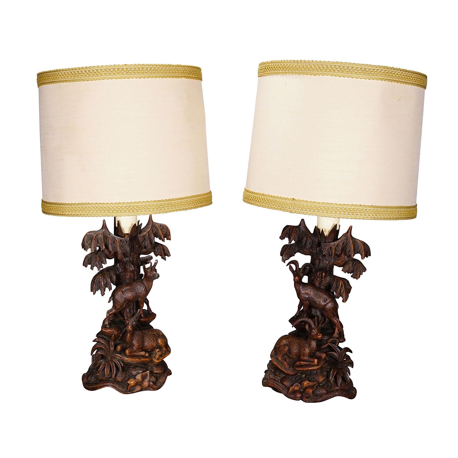 Paire de lampes de table sculptées en forêt noire avec bouquetin et chamois

Une belle paire de lampes de table en bois sculpté représentant une famille de bouquetins et de chamois devant un arbre. Sculptée à la main à Brienz, en Suisse, vers 1900.