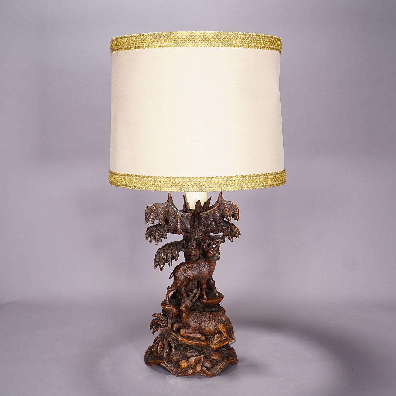 Forêt-Noire Paire de lampes de table sculptées en forêt noire avec bouquetin et chamois en vente