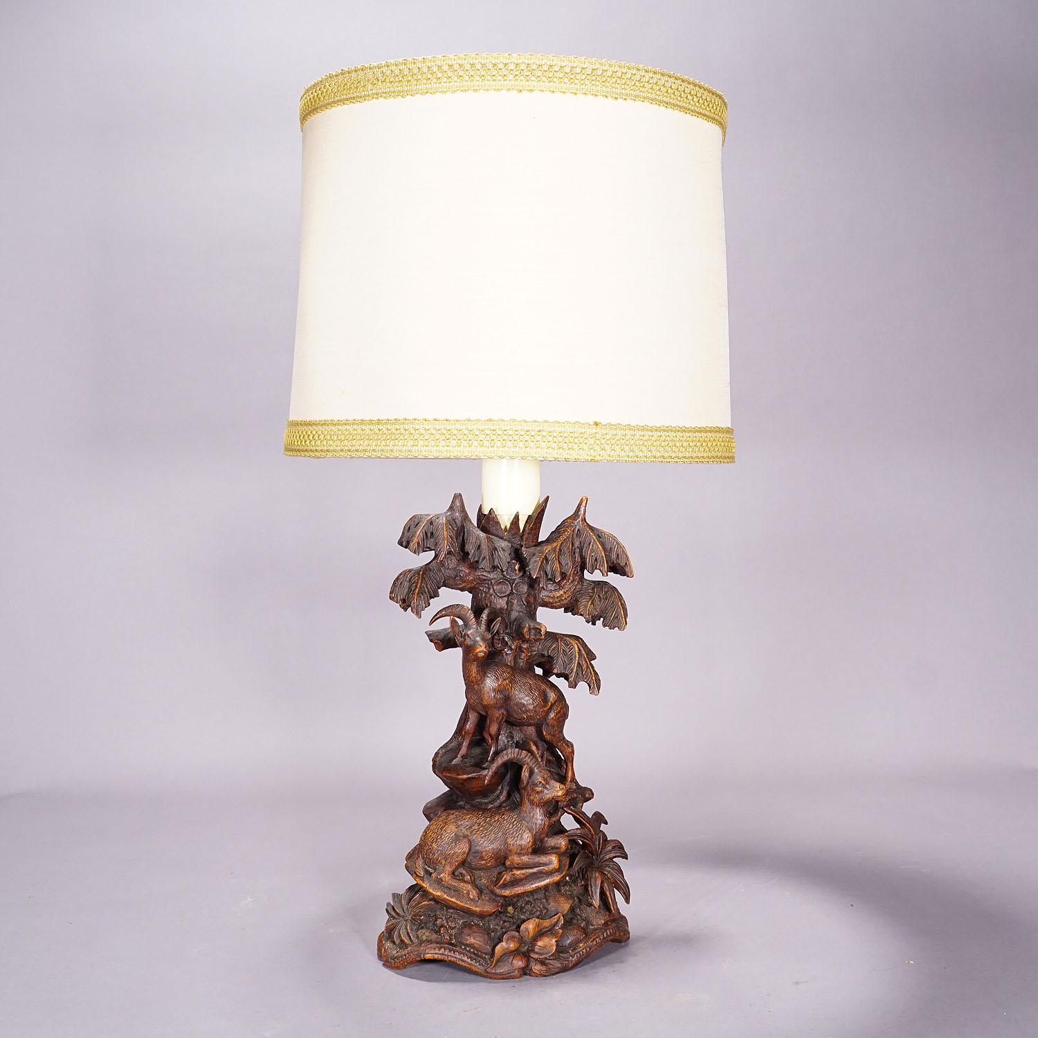 Suisse Paire de lampes de table sculptées en forêt noire avec bouquetin et chamois en vente