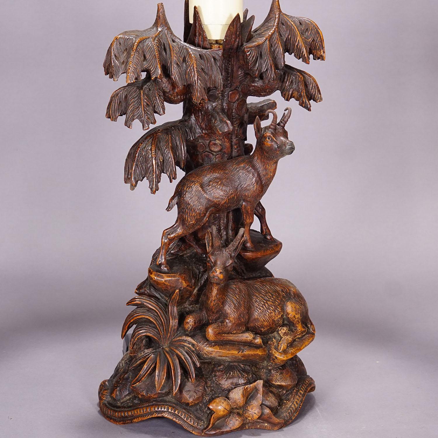 Sculpté Paire de lampes de table sculptées en forêt noire avec bouquetin et chamois en vente