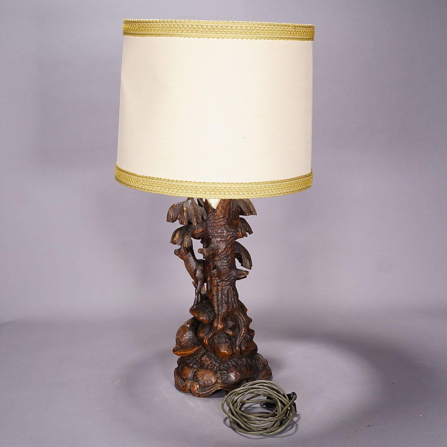 20ième siècle Paire de lampes de table sculptées en forêt noire avec bouquetin et chamois en vente