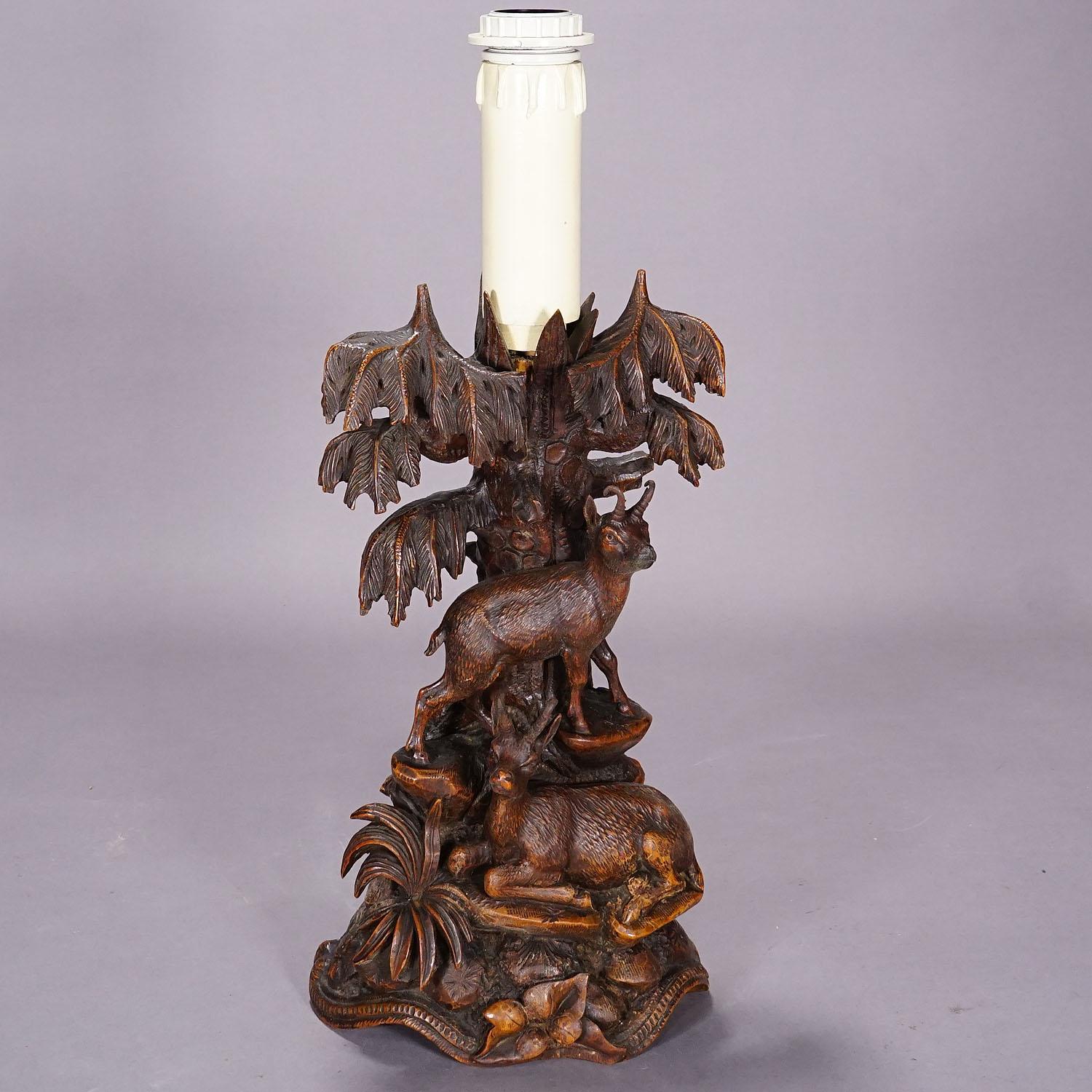 Bois Paire de lampes de table sculptées en forêt noire avec bouquetin et chamois en vente