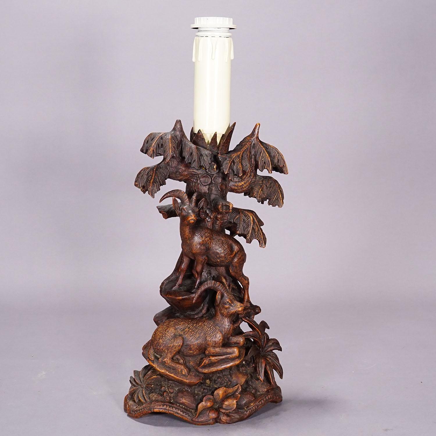 Paire de lampes de table sculptées en forêt noire avec bouquetin et chamois en vente 1