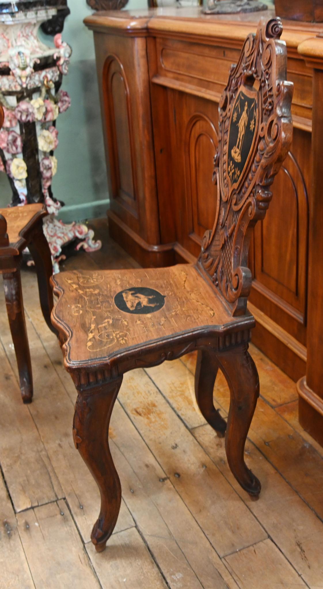 Paar Schwarzwald Stühle geschnitzt Nussbaum 1840 im Zustand „Gut“ im Angebot in Potters Bar, GB
