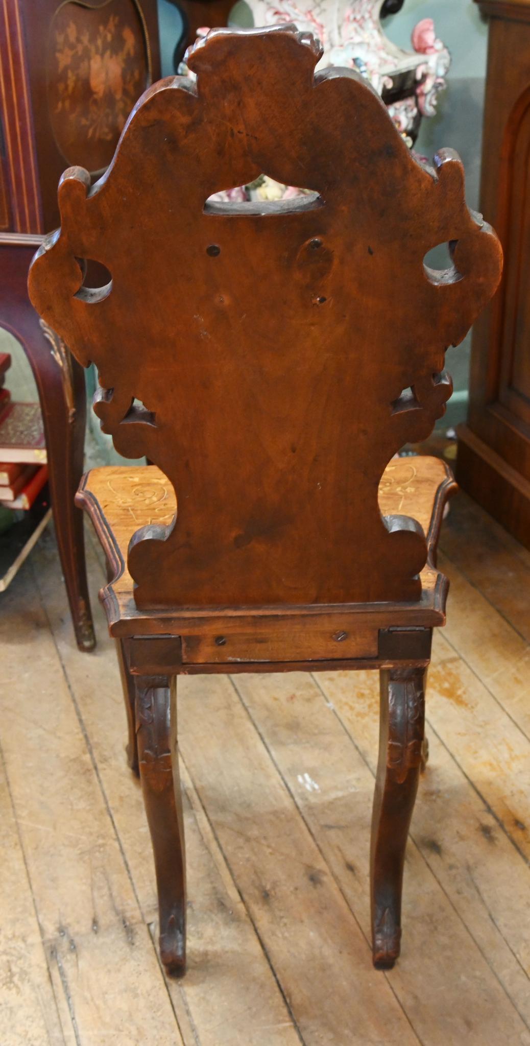 Paar Schwarzwald Stühle geschnitzt Nussbaum 1840 im Angebot 1