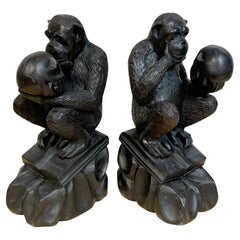 Paire de serre-livres Black Forrest en noyer sculpté Darwin Monkey Thinker With Skull