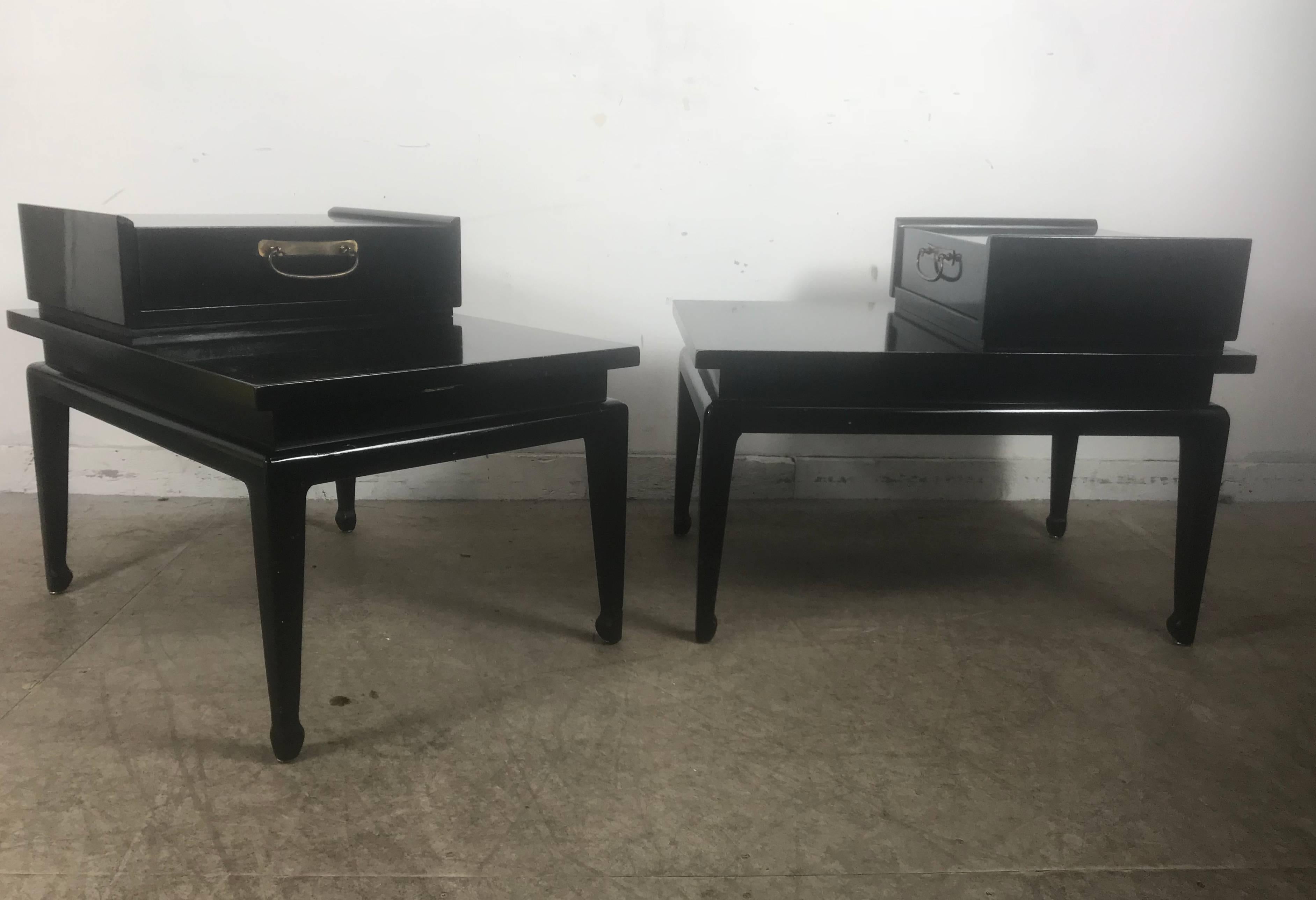 Paar schwarz lackierte asiatische moderne Beistelltische oder Ständer American of Martinsville. Asiatisch inspirierte Beistelltische mit Schublade. Original schwarz lackiert, mit goldenen Details und Handgriffen aus Messing.