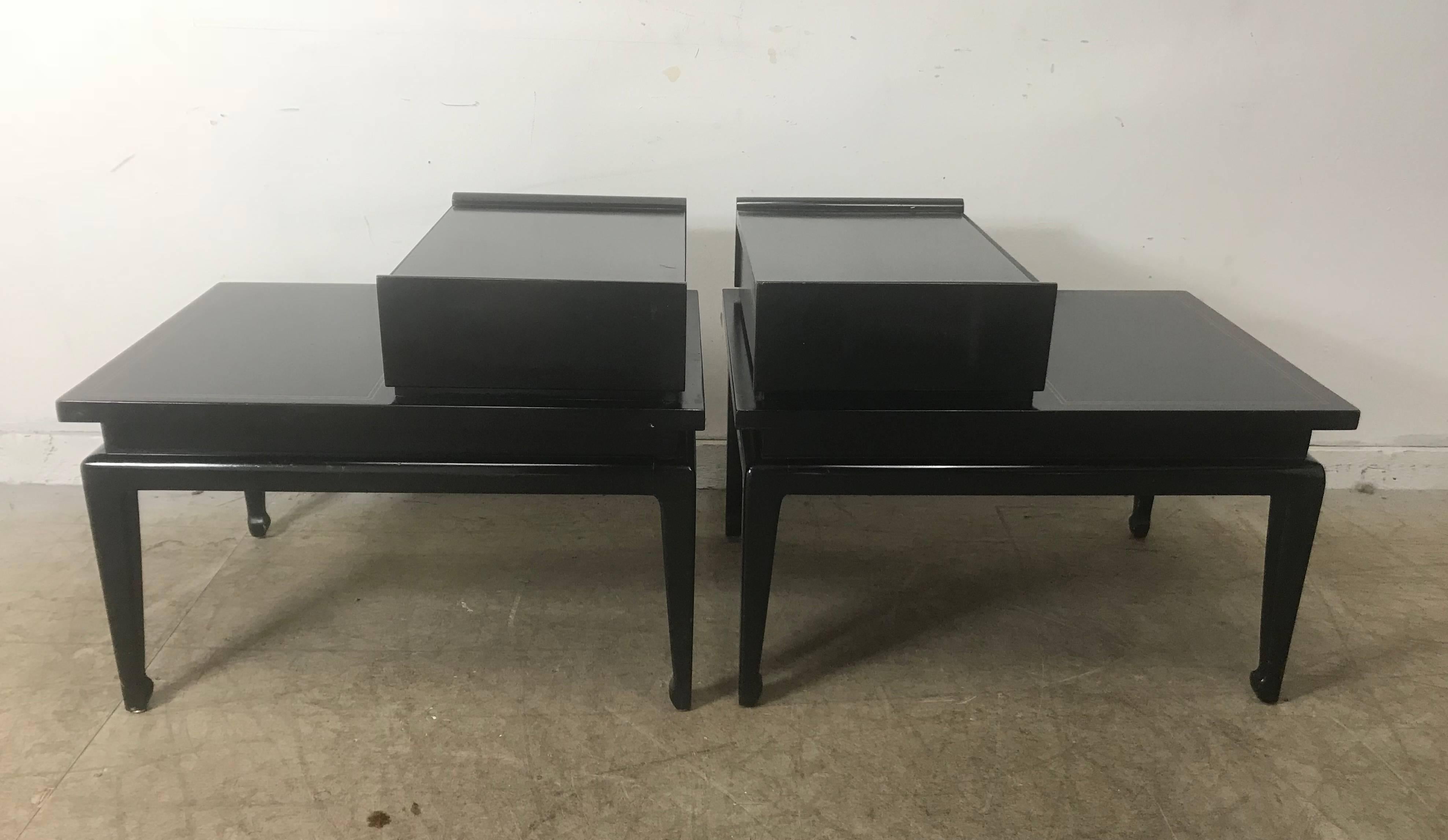 Asiatische moderne Beistelltische oder Ständer aus schwarzem Lack, American of Martinsville, Paar (Moderne der Mitte des Jahrhunderts) im Angebot