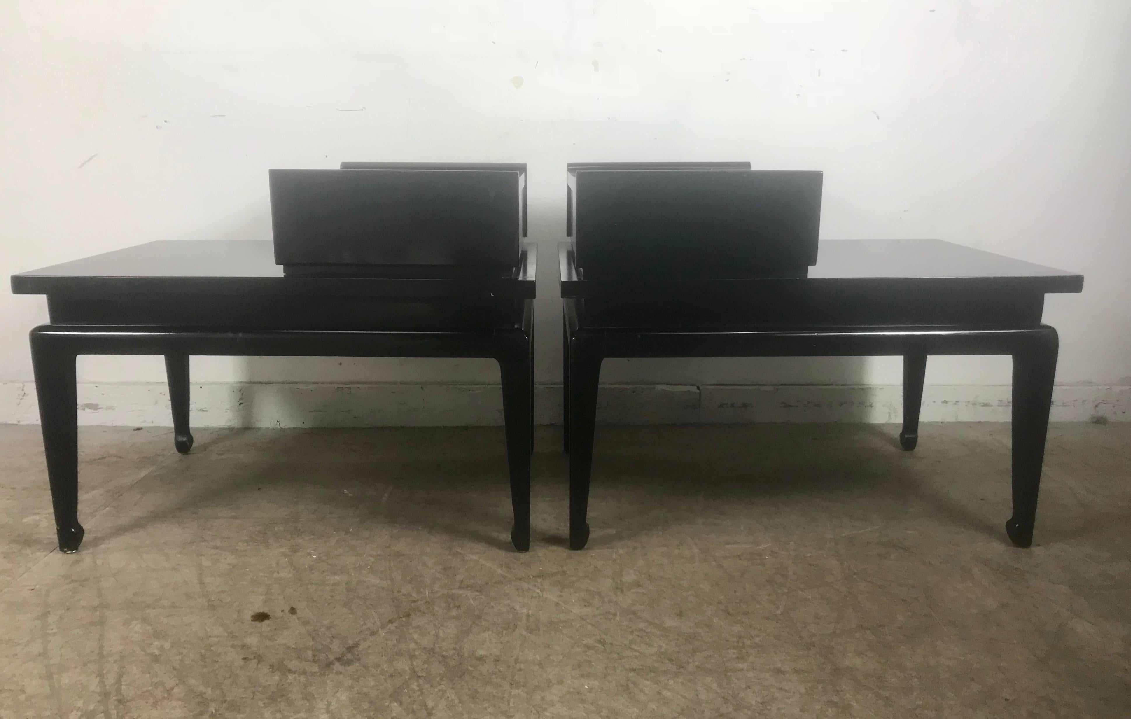 Asiatische moderne Beistelltische oder Ständer aus schwarzem Lack, American of Martinsville, Paar (amerikanisch) im Angebot