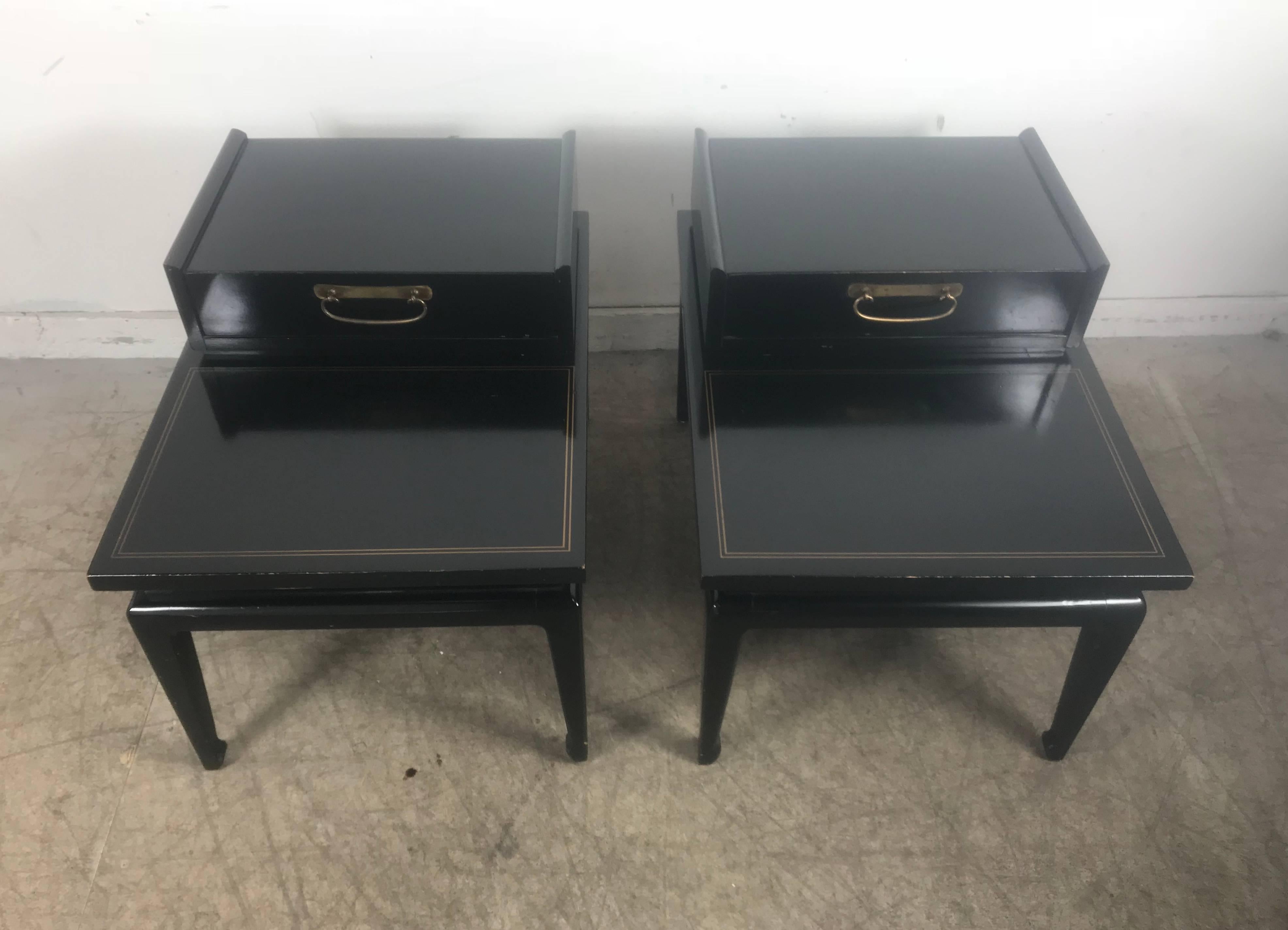Asiatische moderne Beistelltische oder Ständer aus schwarzem Lack, American of Martinsville, Paar (Lackiert) im Angebot